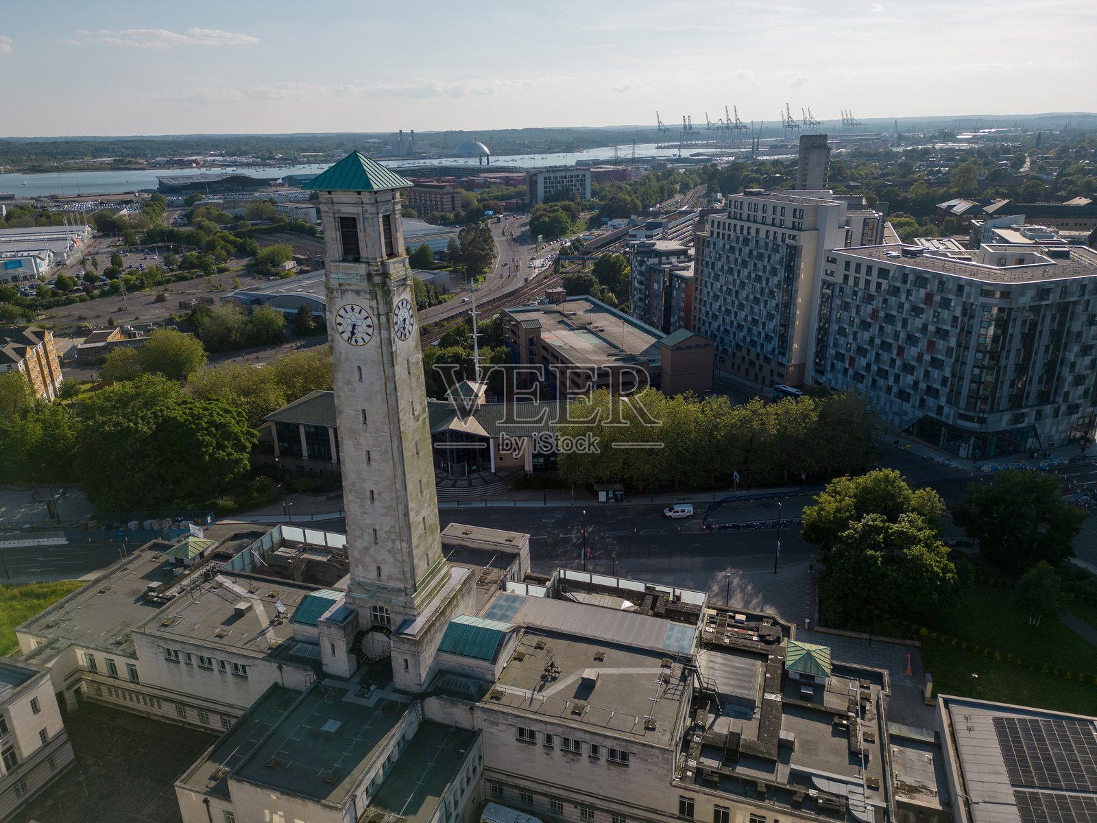 SeaCity博物馆的南安普顿钟楼鸟瞰码头照片摄影图片