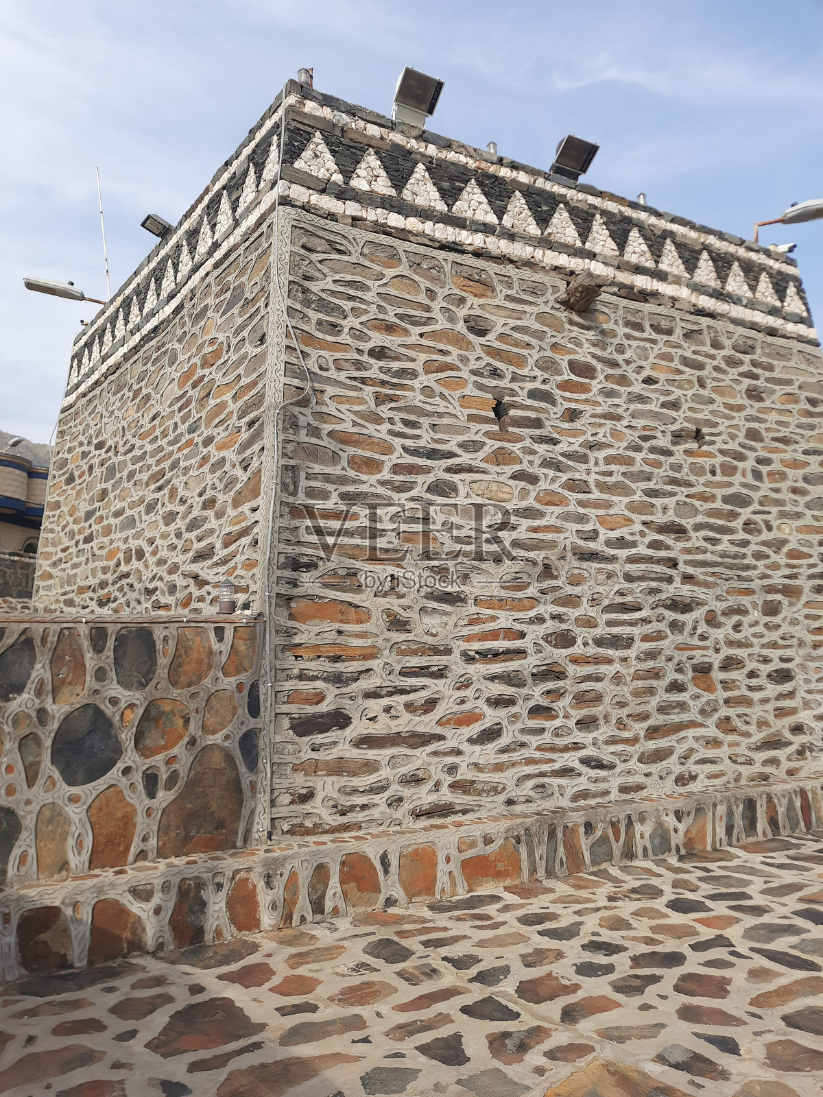 Al-Bahah地区Al-Hajra省Matir Al-Aish遗产区的山丘、农场、树木和古老房屋照片摄影图片