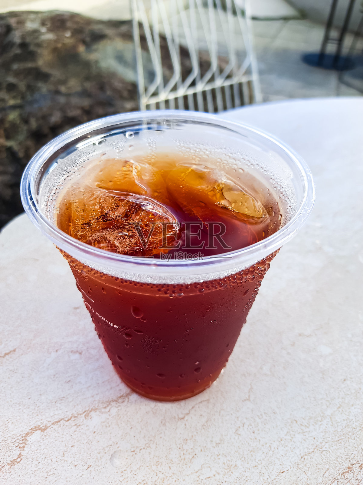 木桌上有一杯冰茶。照片摄影图片