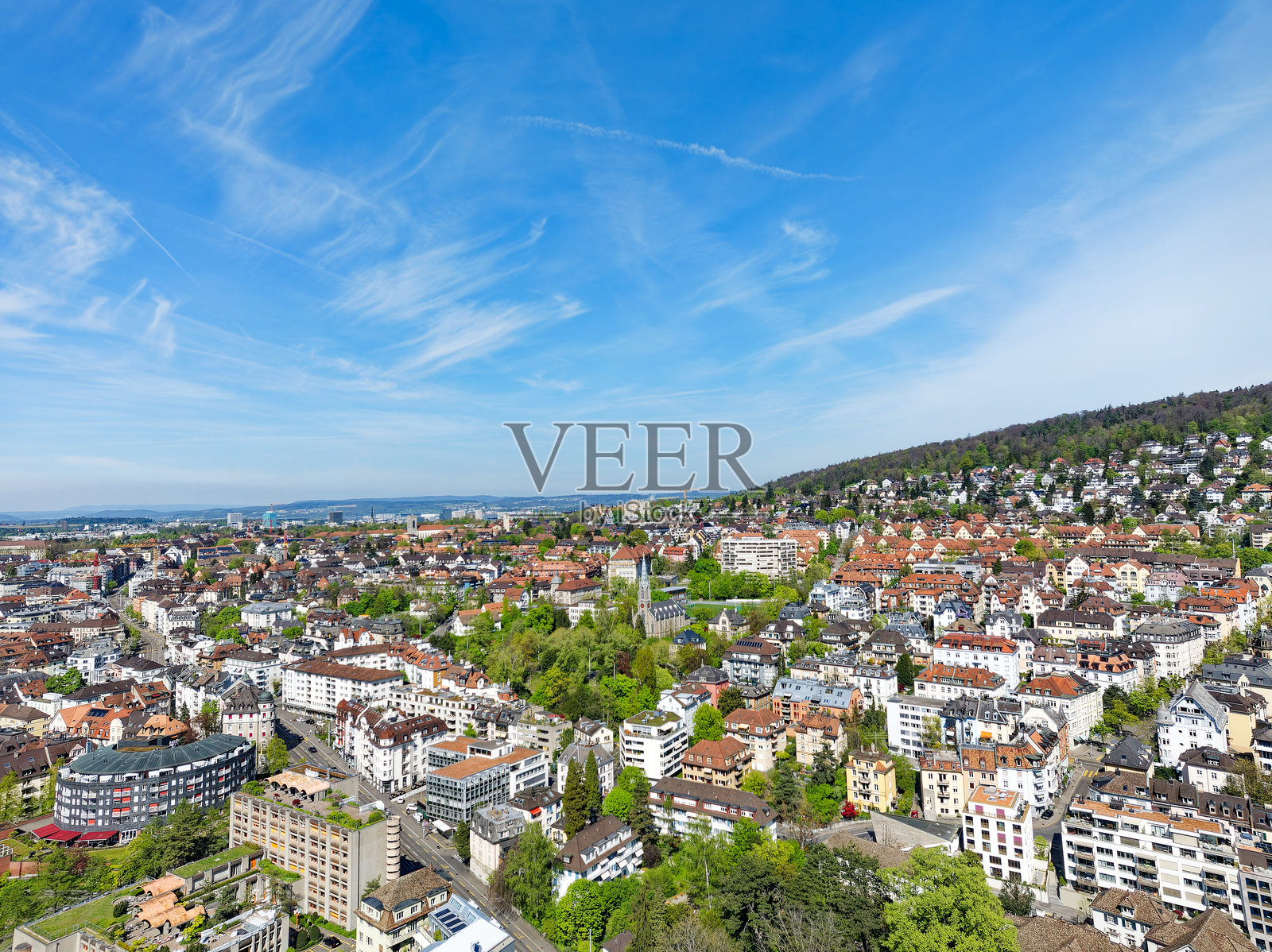 美丽的春日午后，瑞士最大城镇的城市景观。照片摄影图片