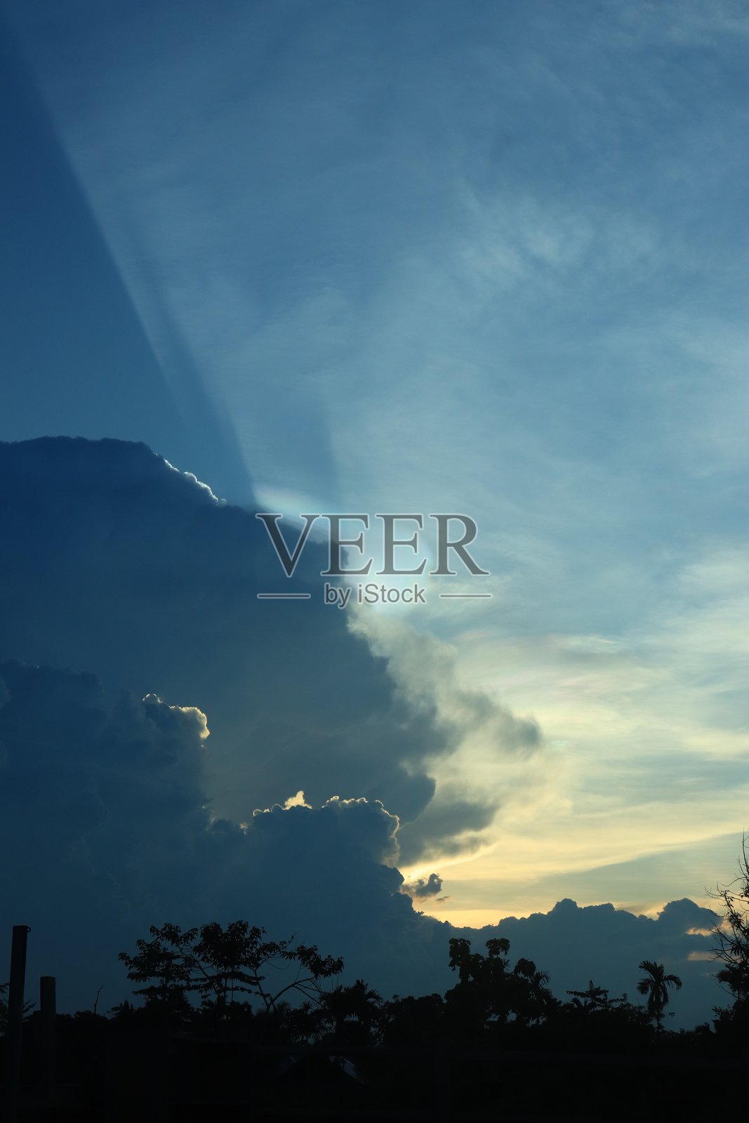 在印度尼西亚苏拉威西岛东南部的天空中，下午出现彩虹云或云彩虹或虹彩的现象照片摄影图片