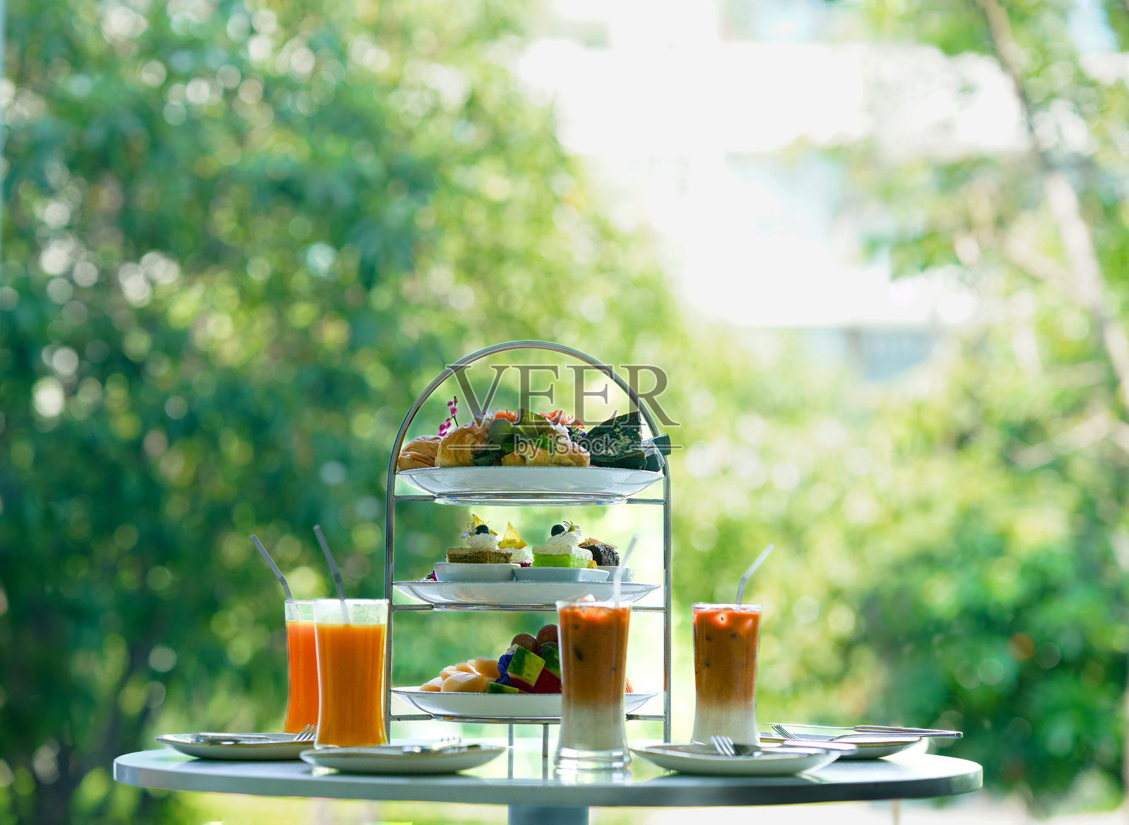 桌上有一层的下午茶照片摄影图片