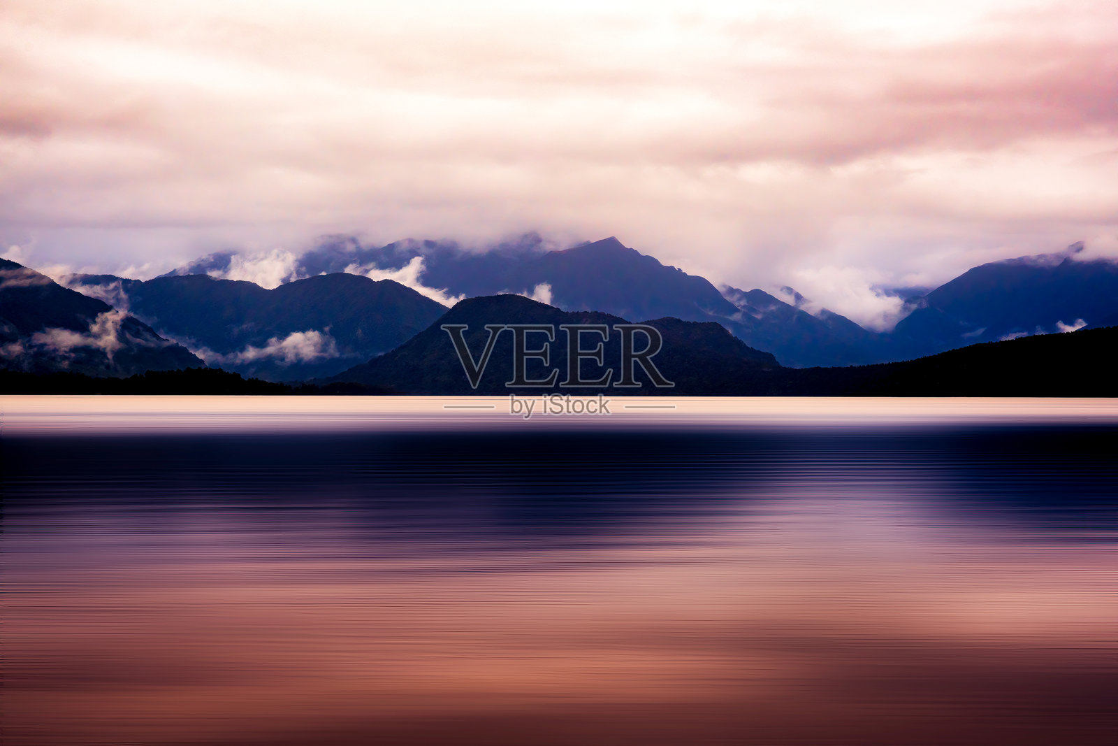 在新西兰西海岸一个阴雨绵绵的下午，神奇多变的卡尼埃尔湖照片摄影图片