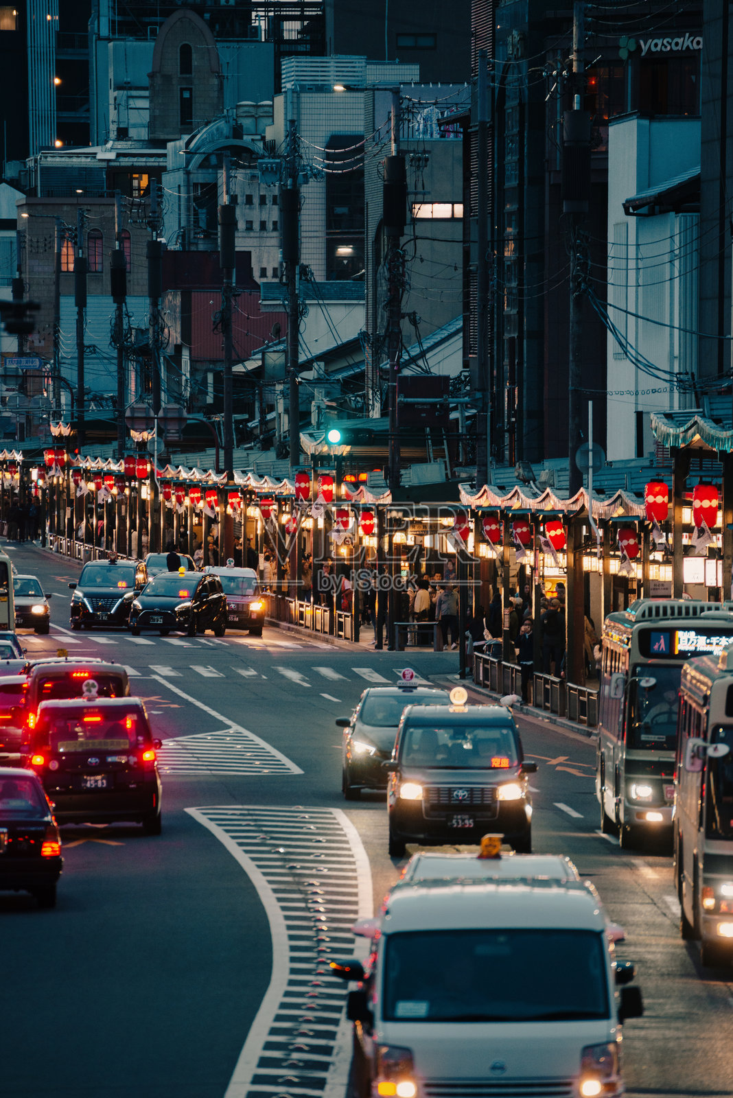 4月下午晚些时候川原町街的交通情况- Kyōto，日本照片摄影图片