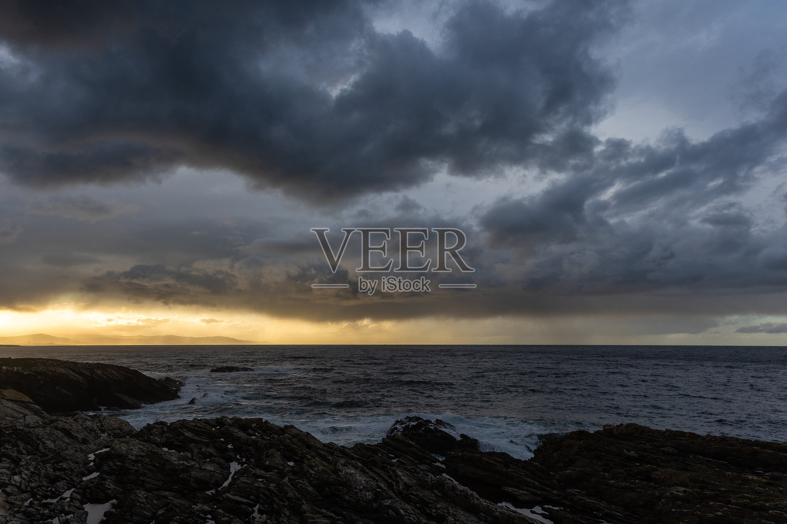 坎塔布连海岸一个暴风雨的下午!照片摄影图片