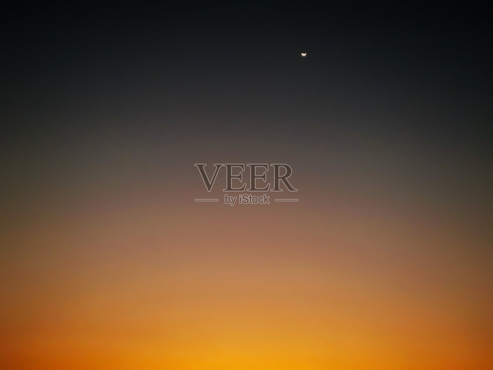 有半个月亮的下午看起来很美照片摄影图片