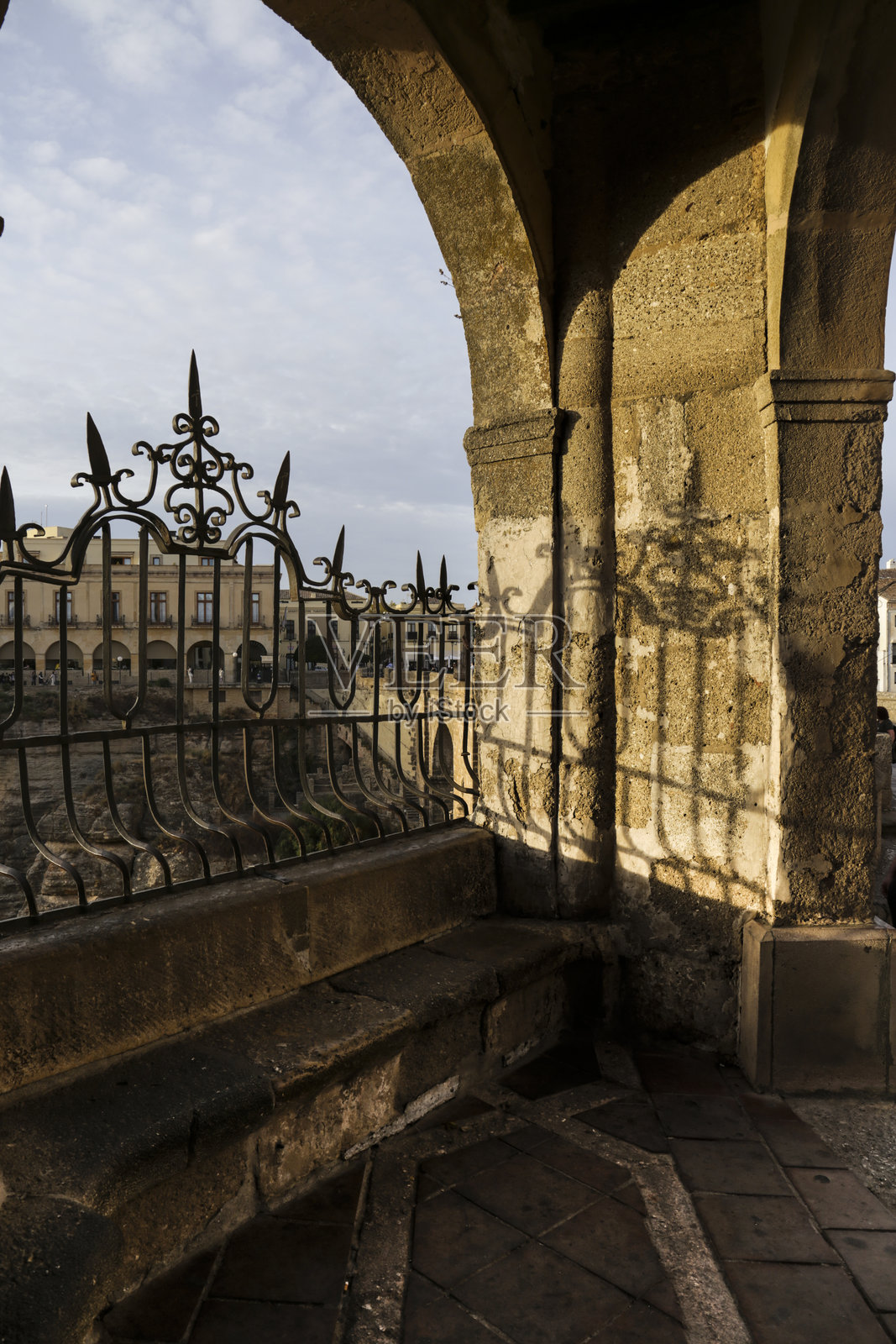 夕阳下的隆达城全景照片摄影图片