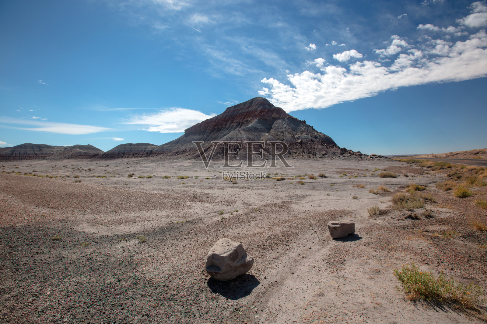 美国亚利桑那州石化森林国家公园干旱沙漠景观上空的拱形云照片摄影图片
