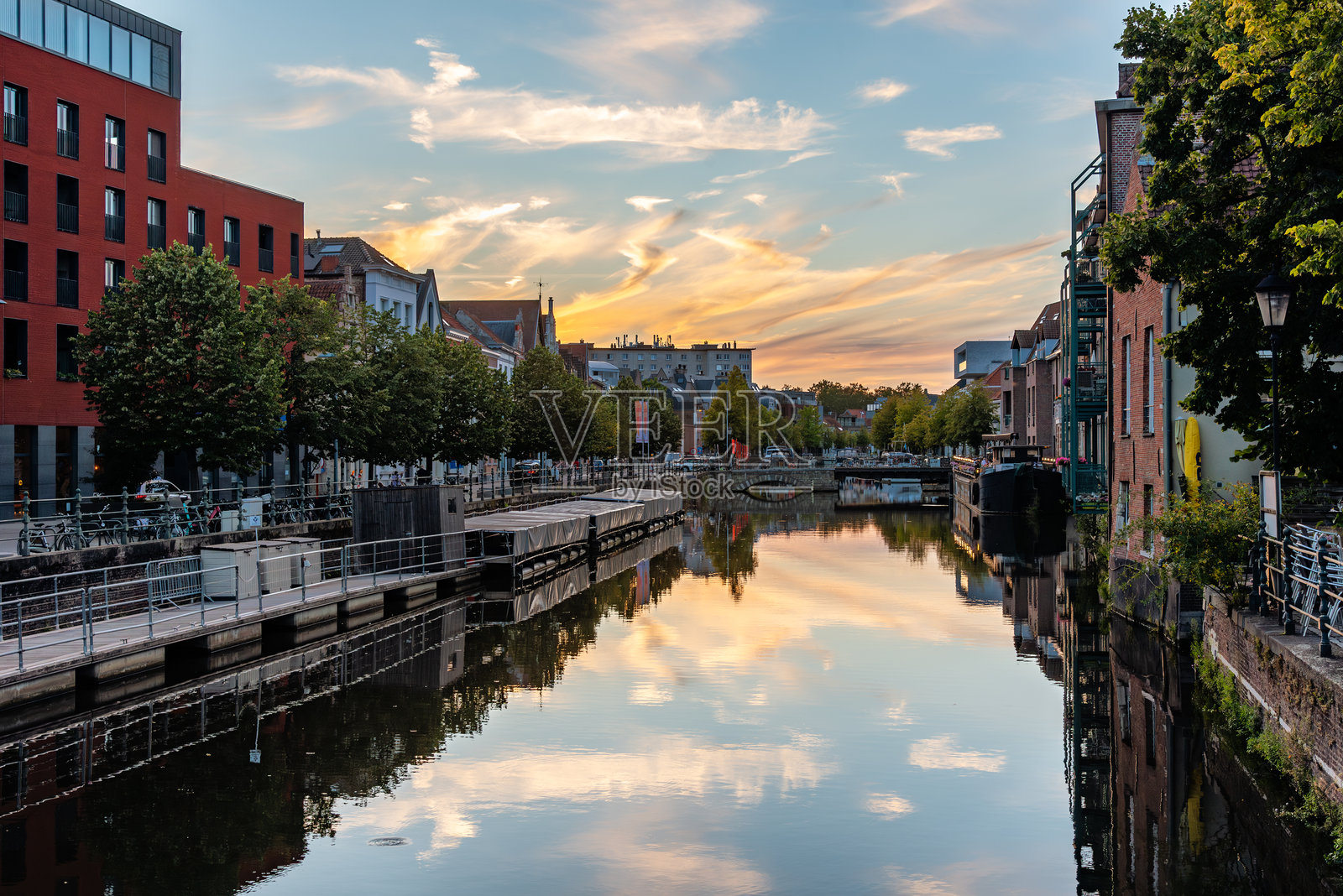 老城区宁静的水道照片摄影图片