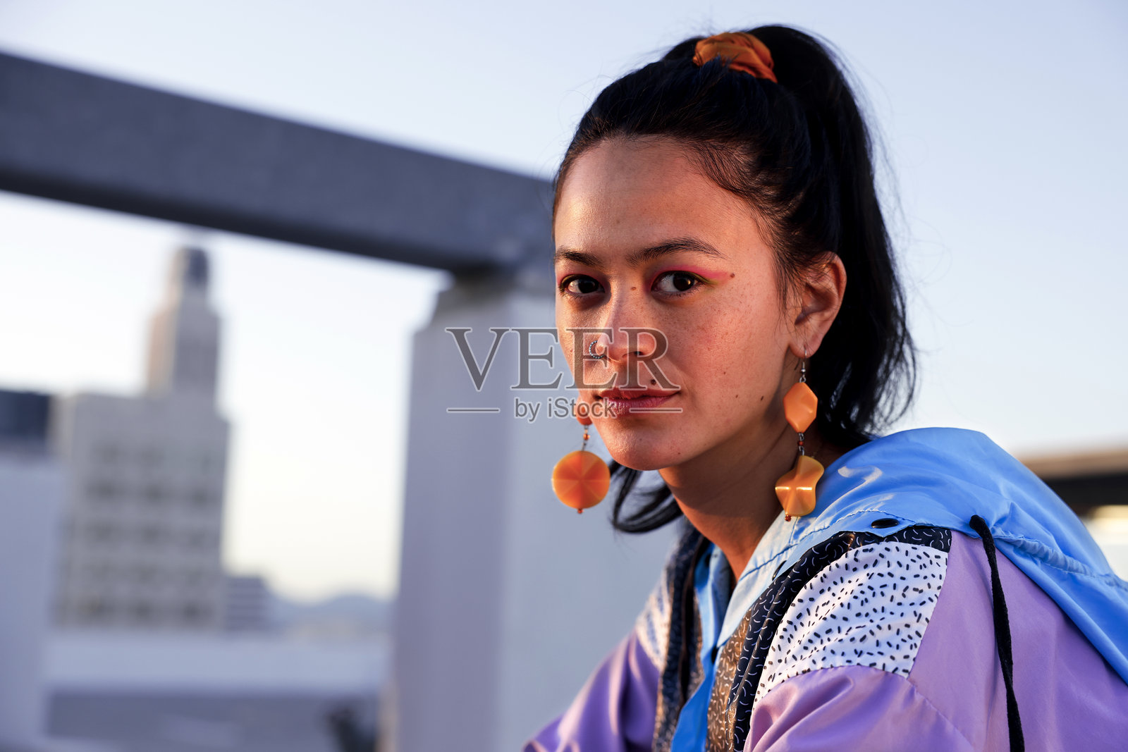 近距离直脸时尚的南美女人在屋顶，城市概念照片摄影图片