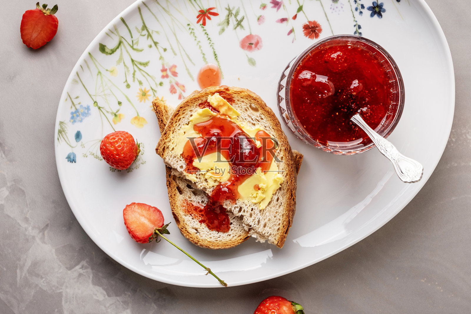 草莓果酱。碗里的草莓果酱。制作草莓果酱。草莓果酱和面包。涂有黄油和草莓果酱的面包。照片摄影图片