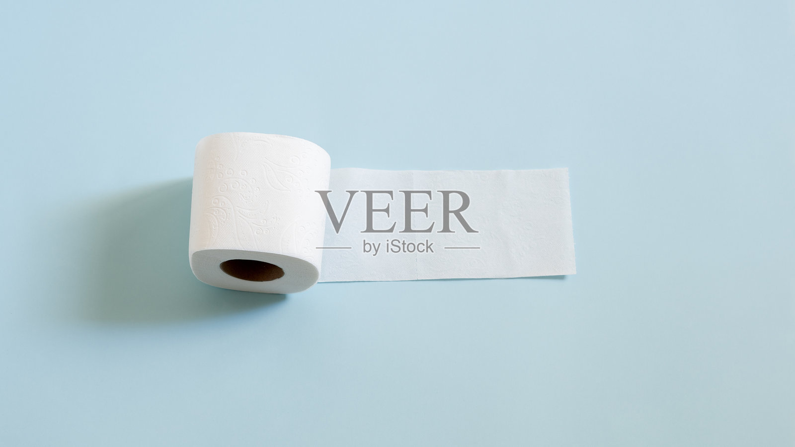 蓝色背景上的卫生纸卷的俯视图照片摄影图片