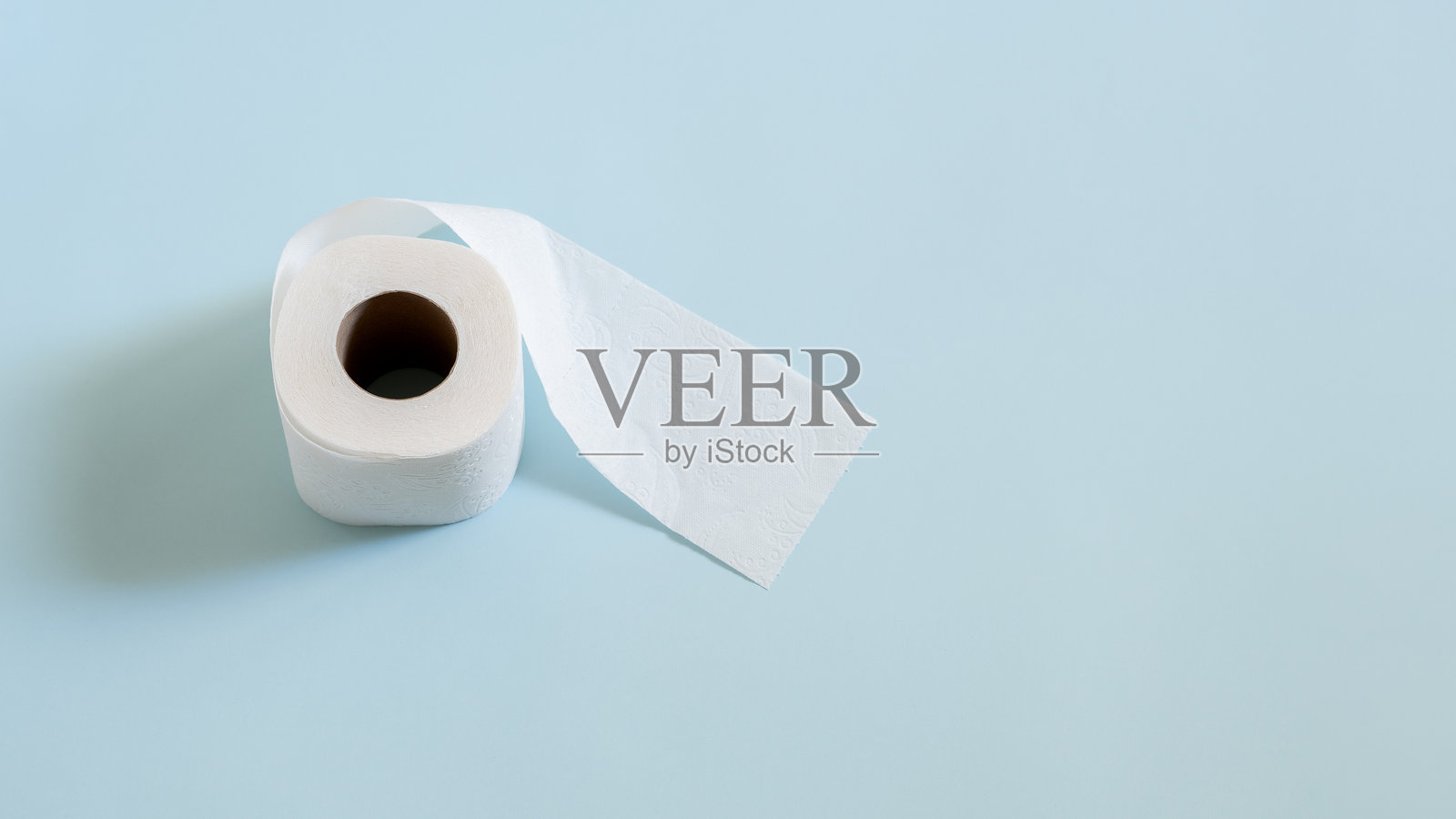 蓝色背景上的卫生纸卷的俯视图照片摄影图片