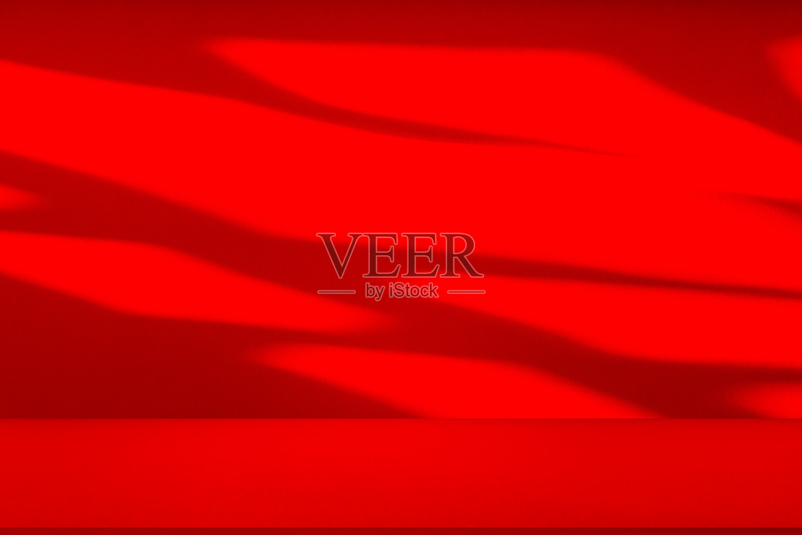 工作室风格的背景墙装饰呈现采用白色和红色调。阴影从附近的窗户投射出来，创造了一个装饰性的概念照片摄影图片