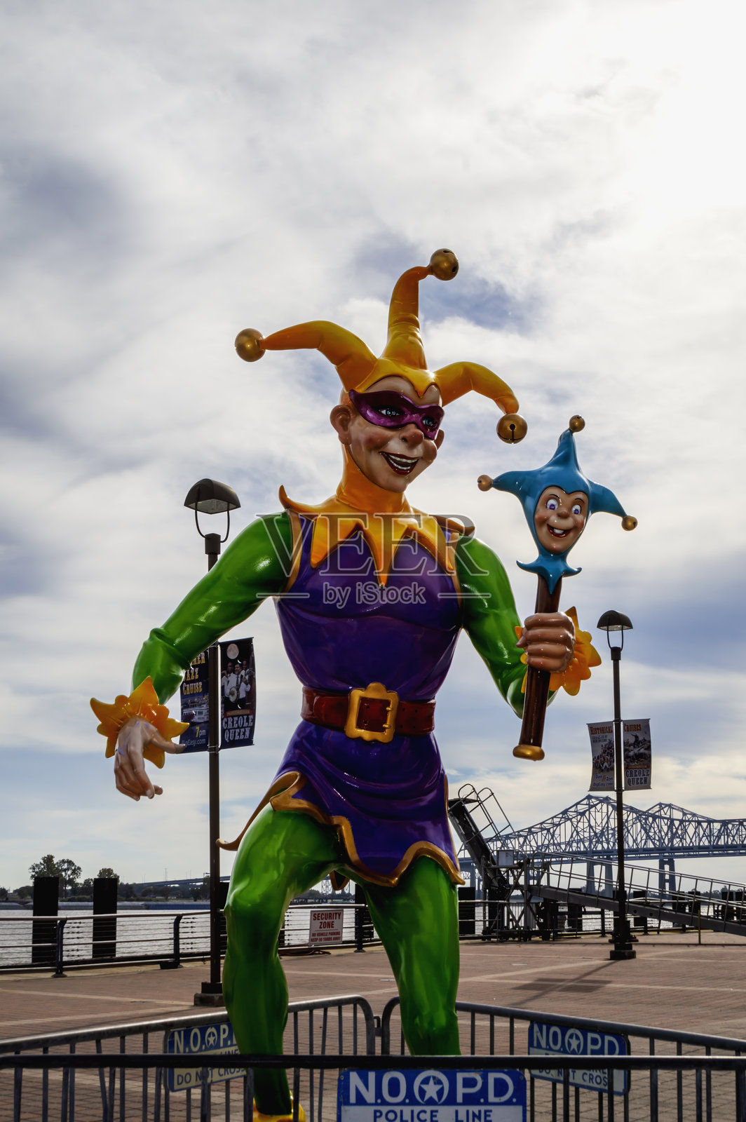 2016年一个多云的下午，新奥尔良河滨步道上的宫廷小丑照片摄影图片