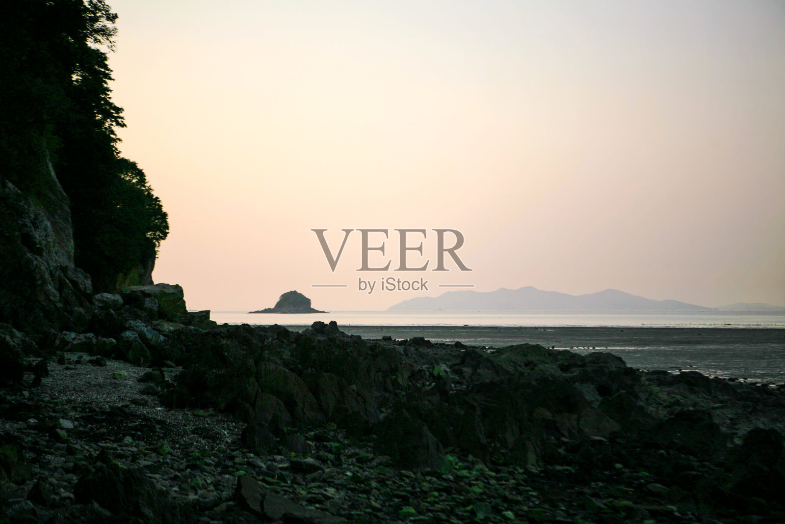 海边的悬崖和湿地照片摄影图片