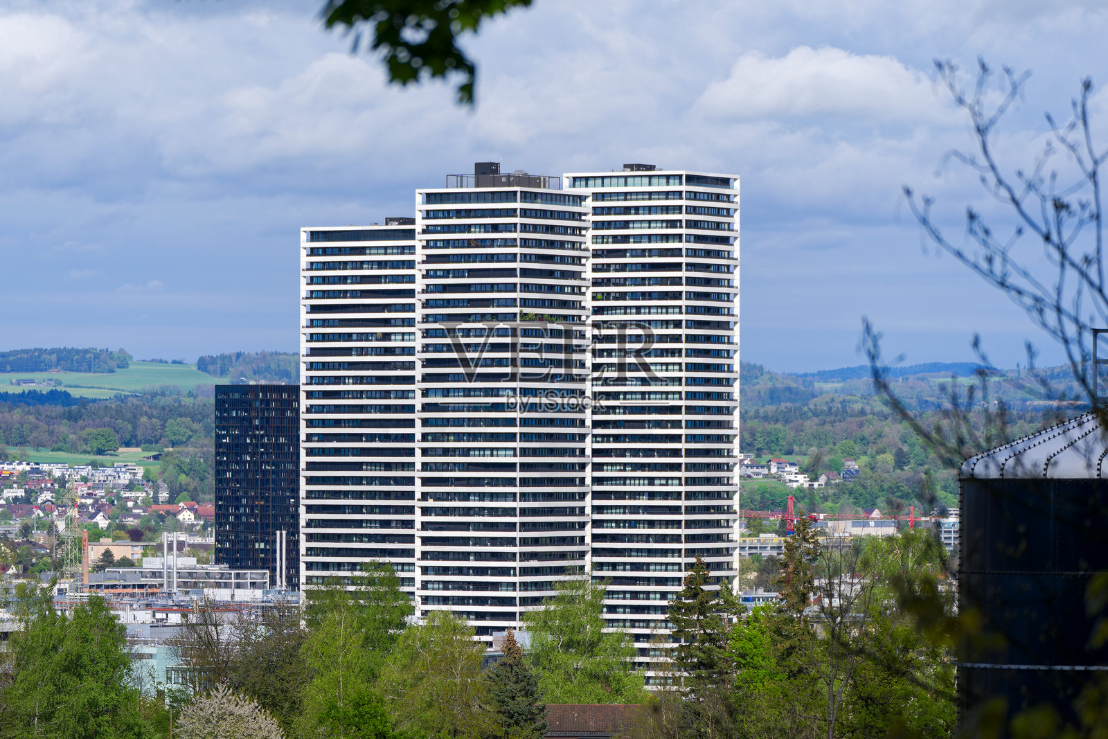 春日下午，瑞士苏黎世的公寓大楼背景下的风景。照片摄影图片