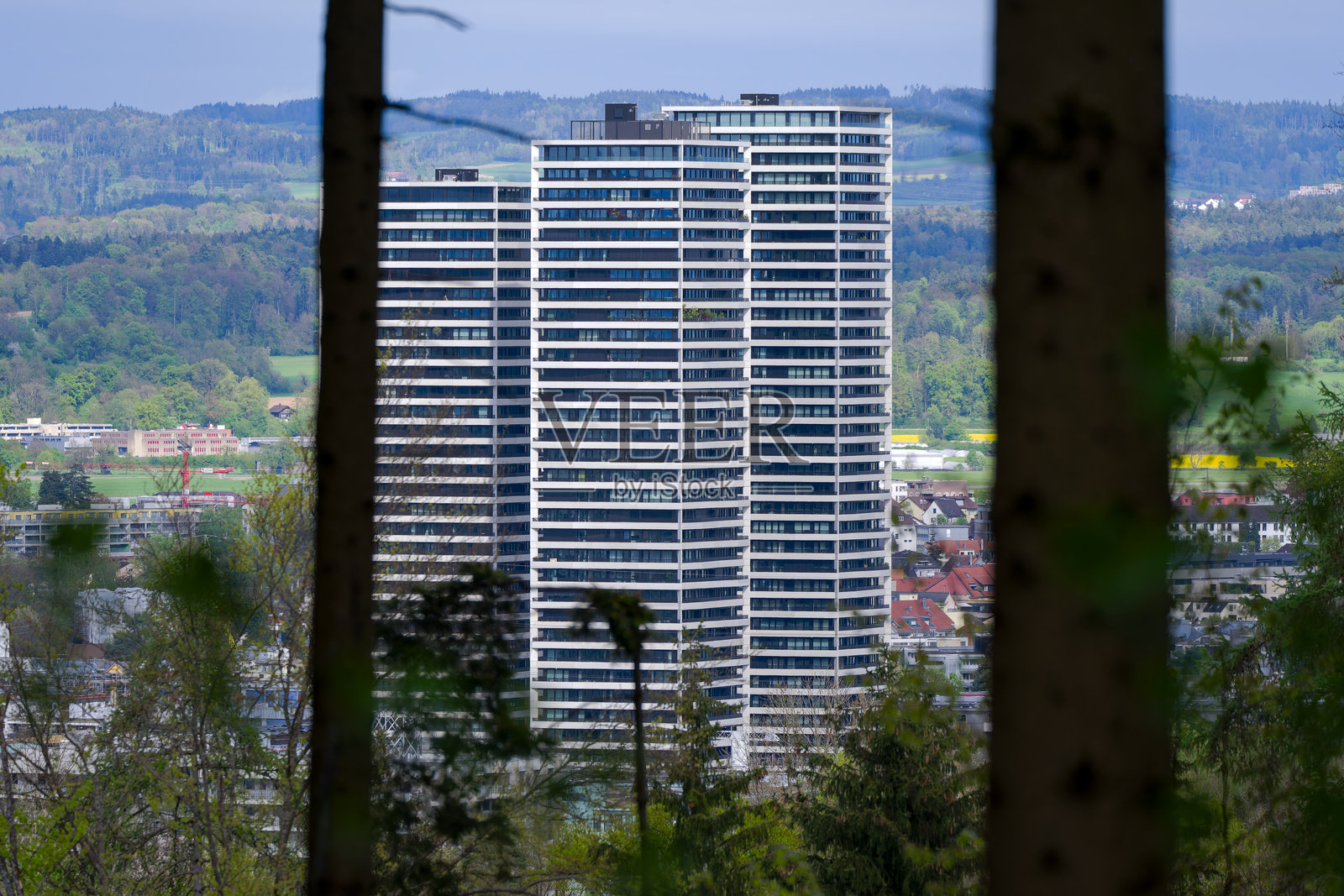 春日下午，瑞士苏黎世的公寓大楼背景下的风景。照片摄影图片