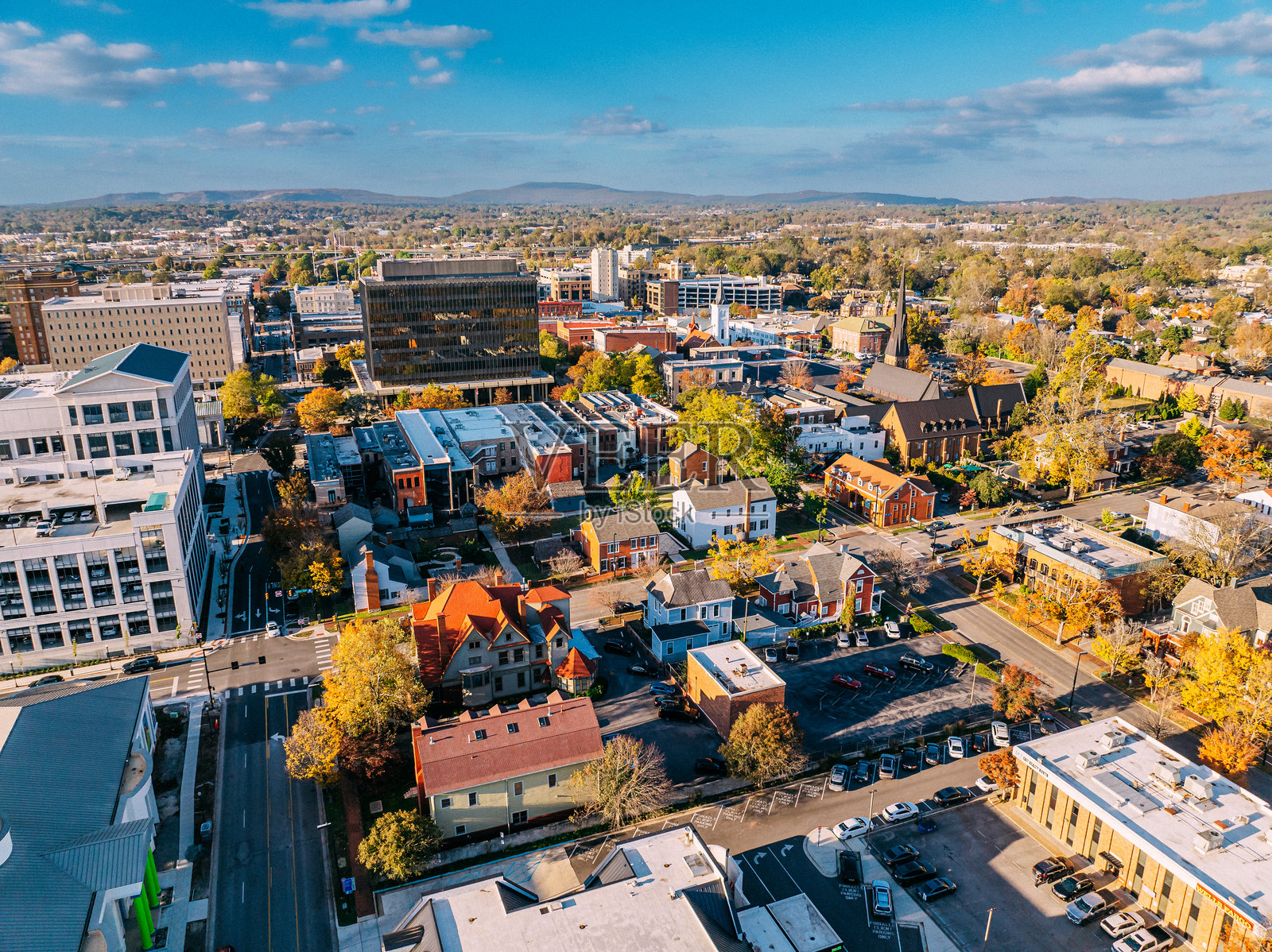 秋季的阿拉巴马州亨茨维尔北部市中心的高空视图照片摄影图片