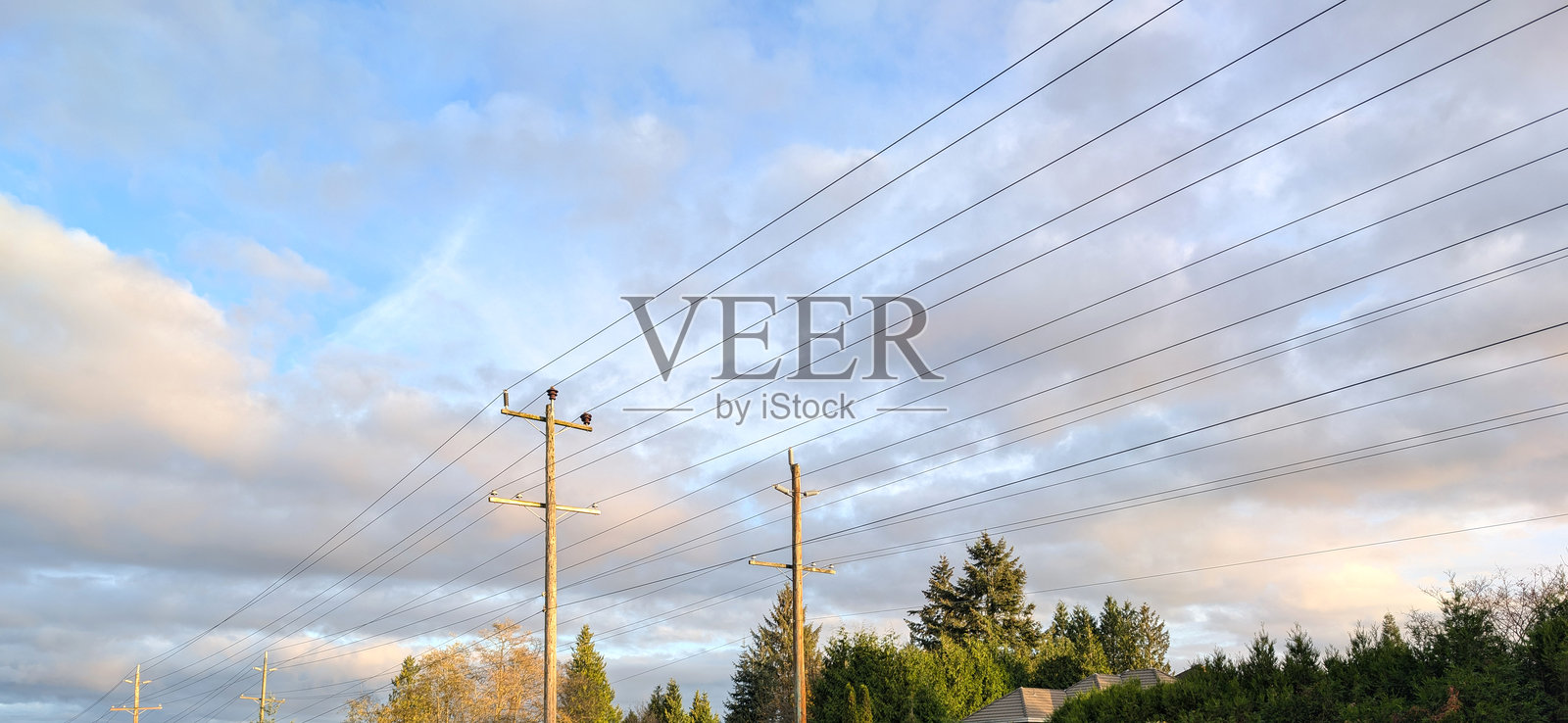 加拿大温哥华大都市电网上的云彩照片摄影图片