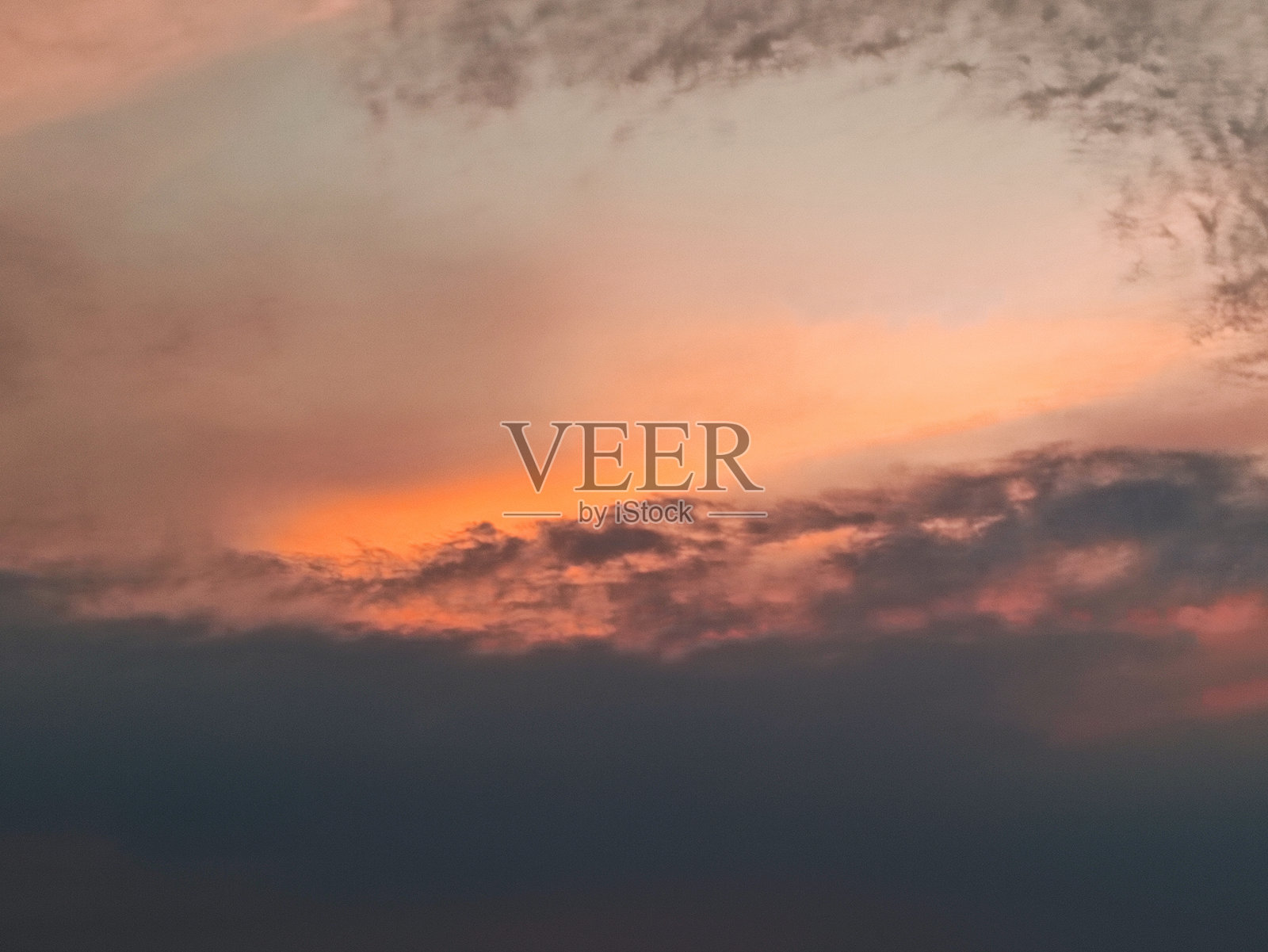 下午的云彩纹理呈现出五彩斑斓的红橙色。照片摄影图片