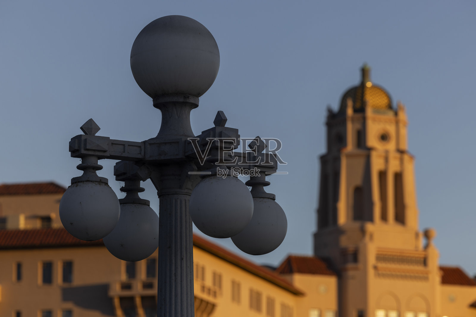 历史悠久的帕萨迪纳市中心的天际线和路灯照片摄影图片