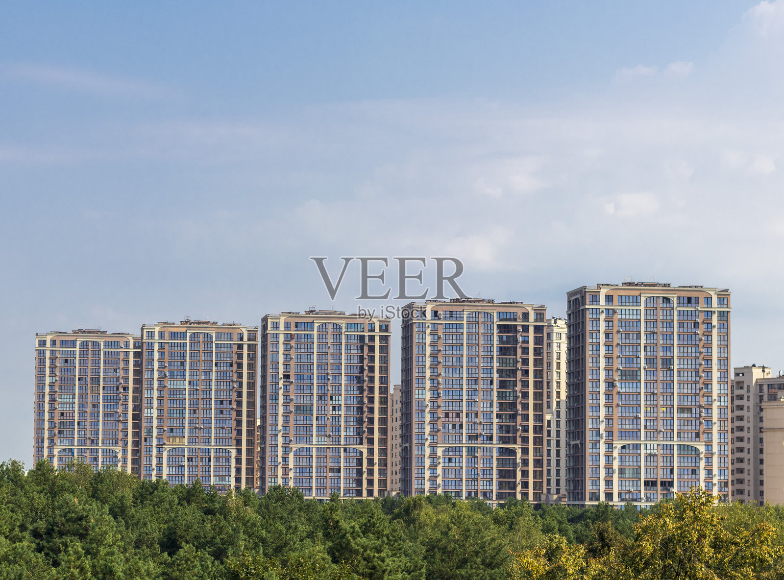 现代城区的实景照片。城市照片摄影图片