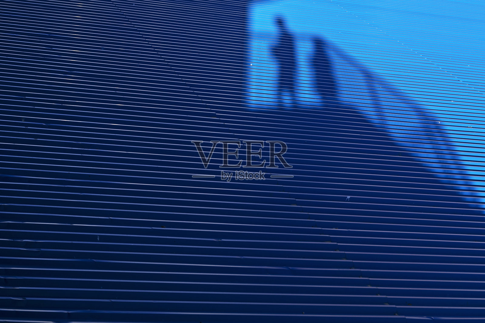 蓝色屋顶外的人影照片摄影图片