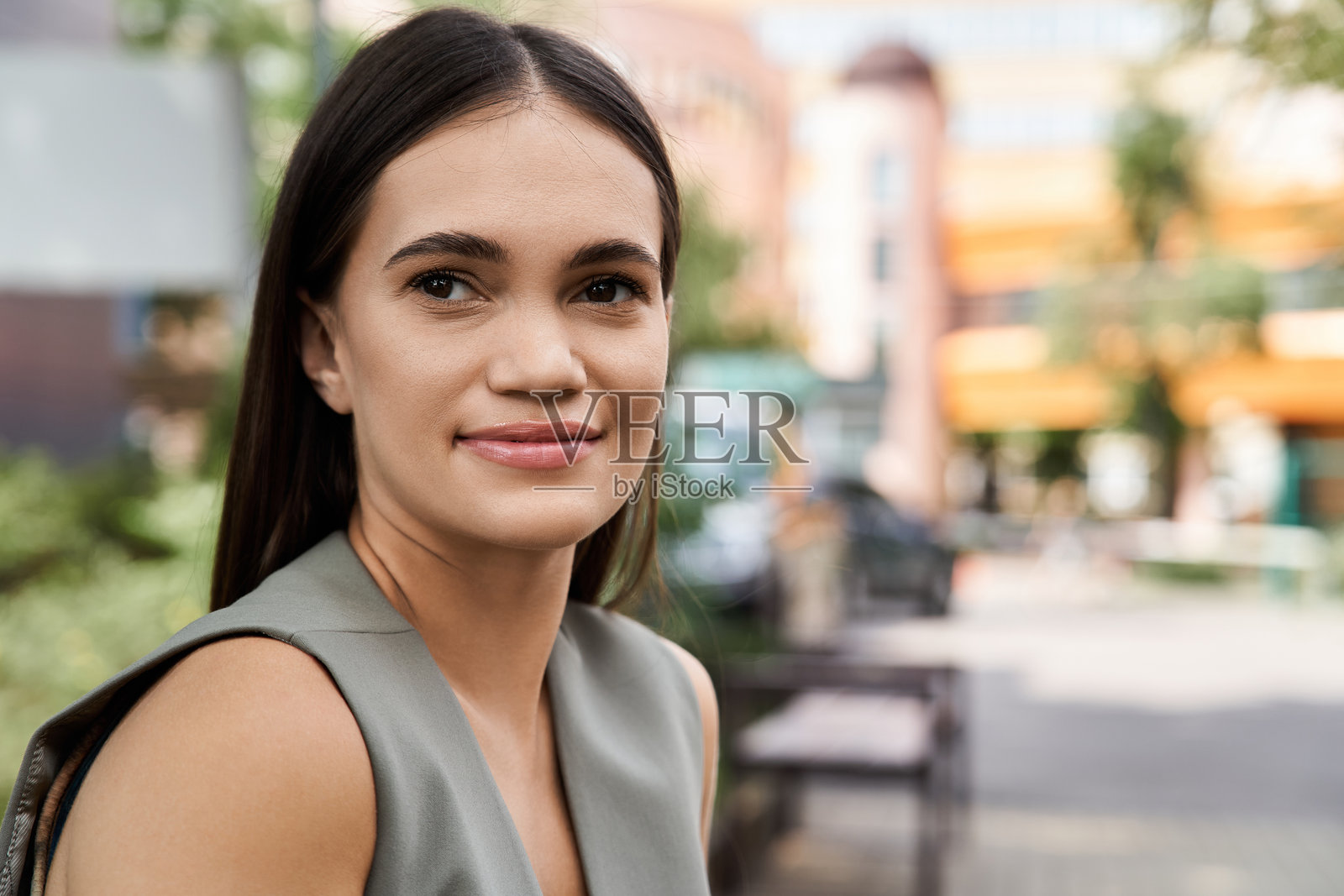 身材矮小的黑发女子在充满活力的城市公园享受阳光明媚的下午照片摄影图片