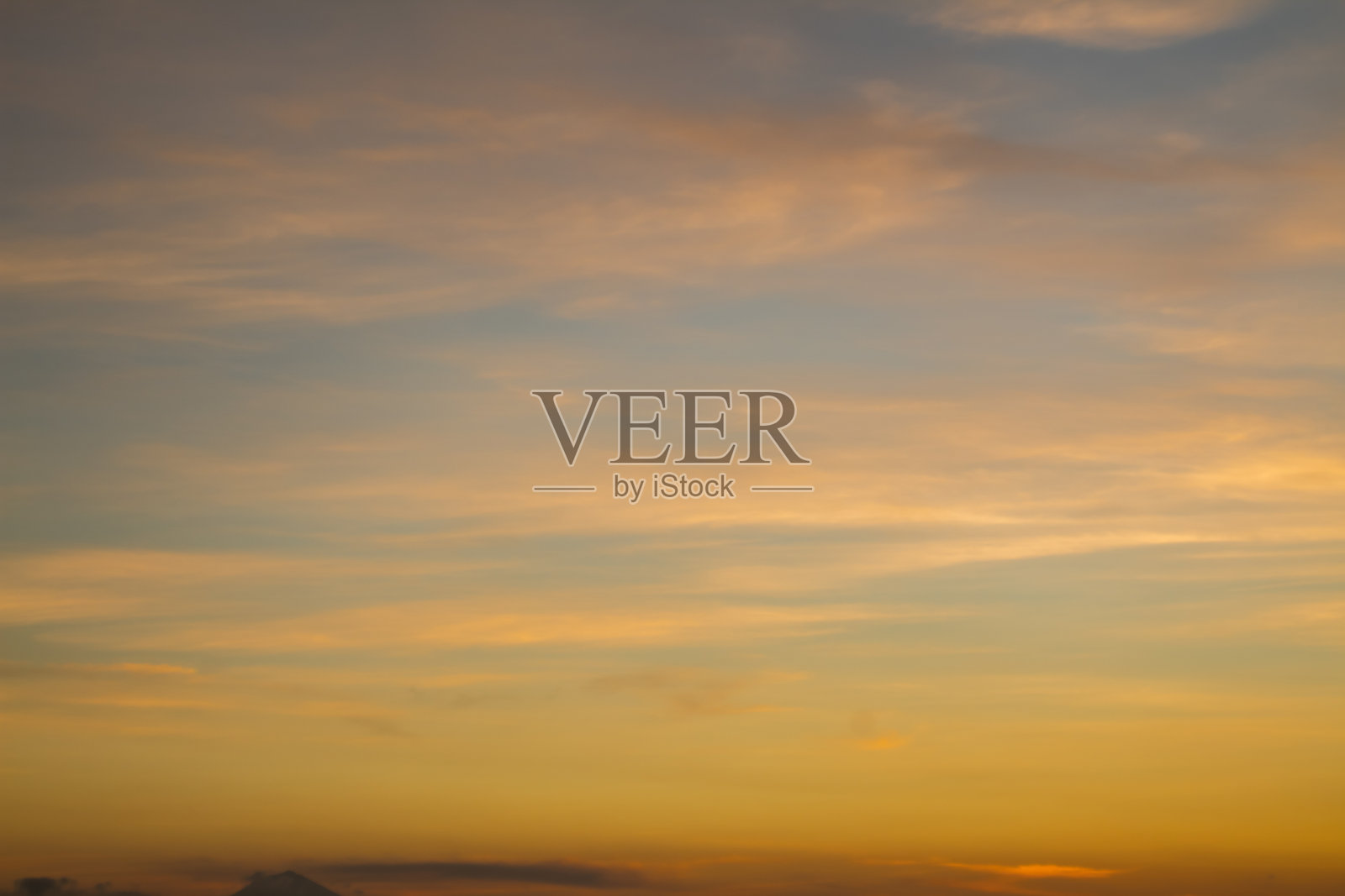 下午的云带着温暖的光照片摄影图片