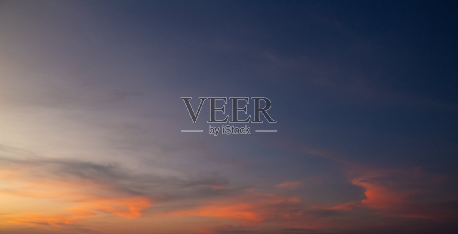 下午的云带着温暖的光照片摄影图片