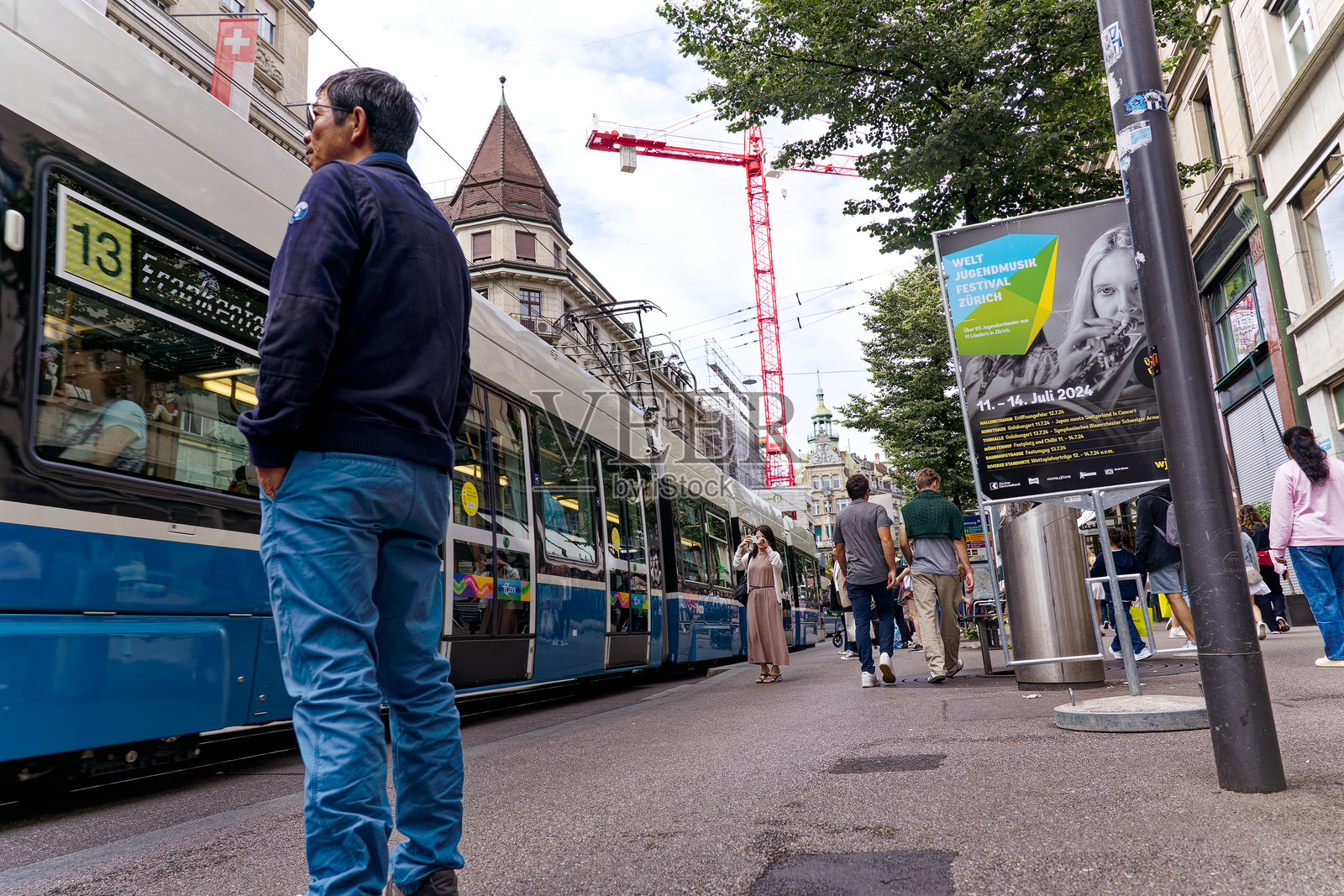 瑞士z<e:1>里奇市著名的购物街Bahnhofstrasse，夏天的一天，电车站挤满了人。照片摄影图片