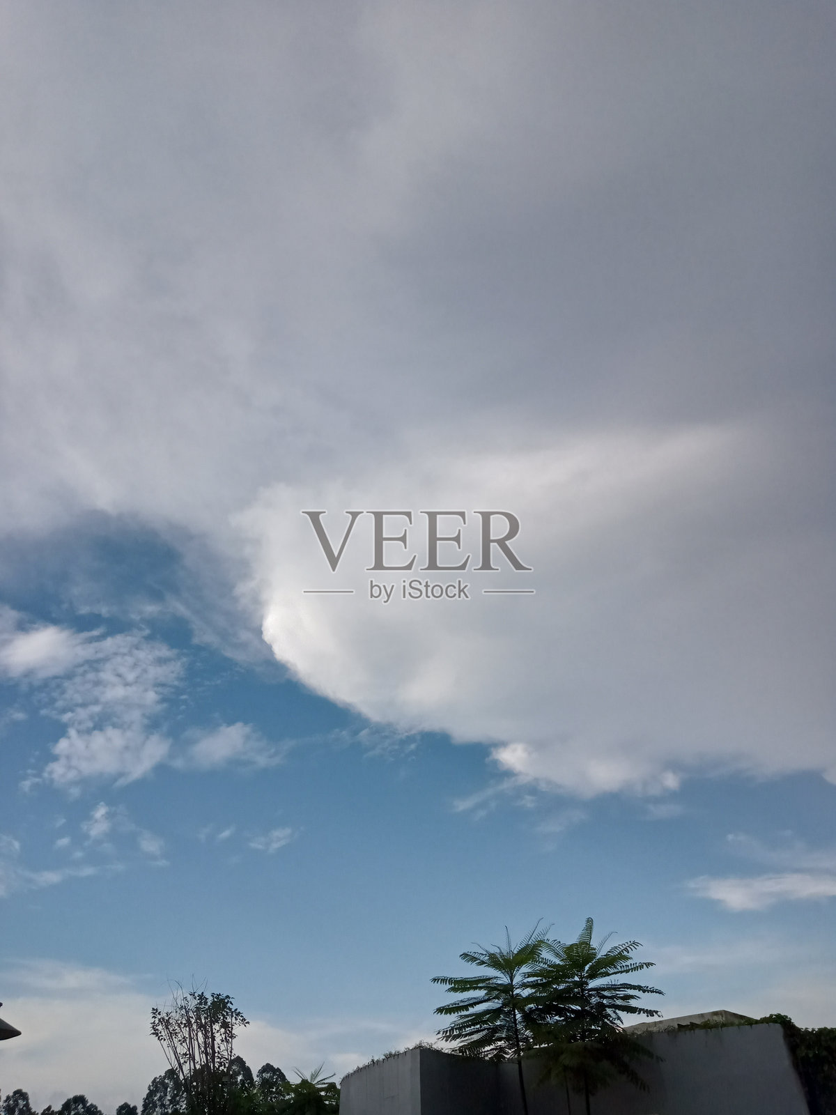 下午天空放晴了照片摄影图片