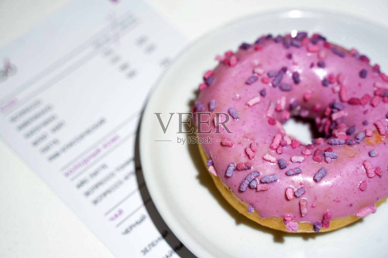 咖啡馆碟子上的甜甜圈粉色特写照片摄影图片