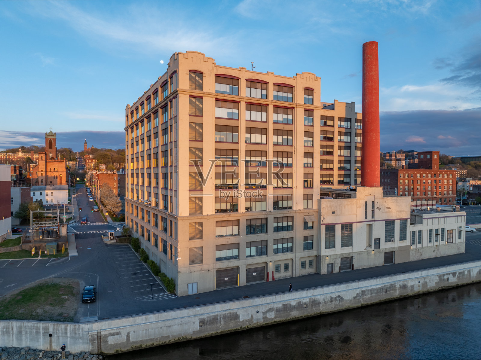 春日傍晚，纽约哈德逊河上特洛伊市中心的鸟瞰图。照片摄影图片