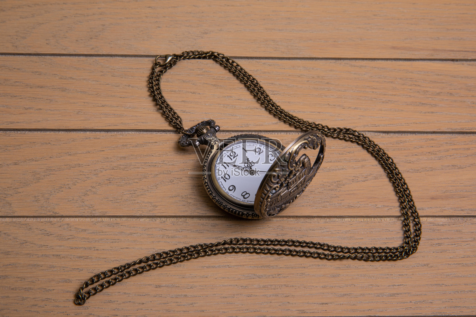 火车刻字怀表照片摄影图片