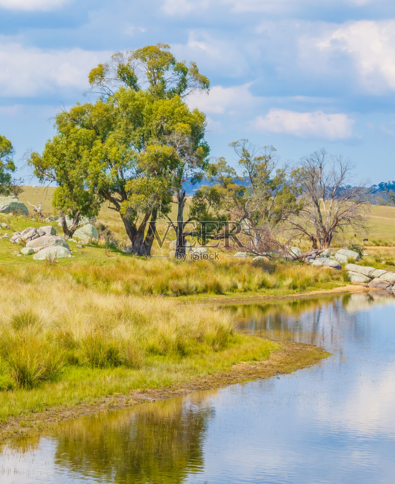 美丽的秋日，蓝天白云，奥伯伦湖照片摄影图片