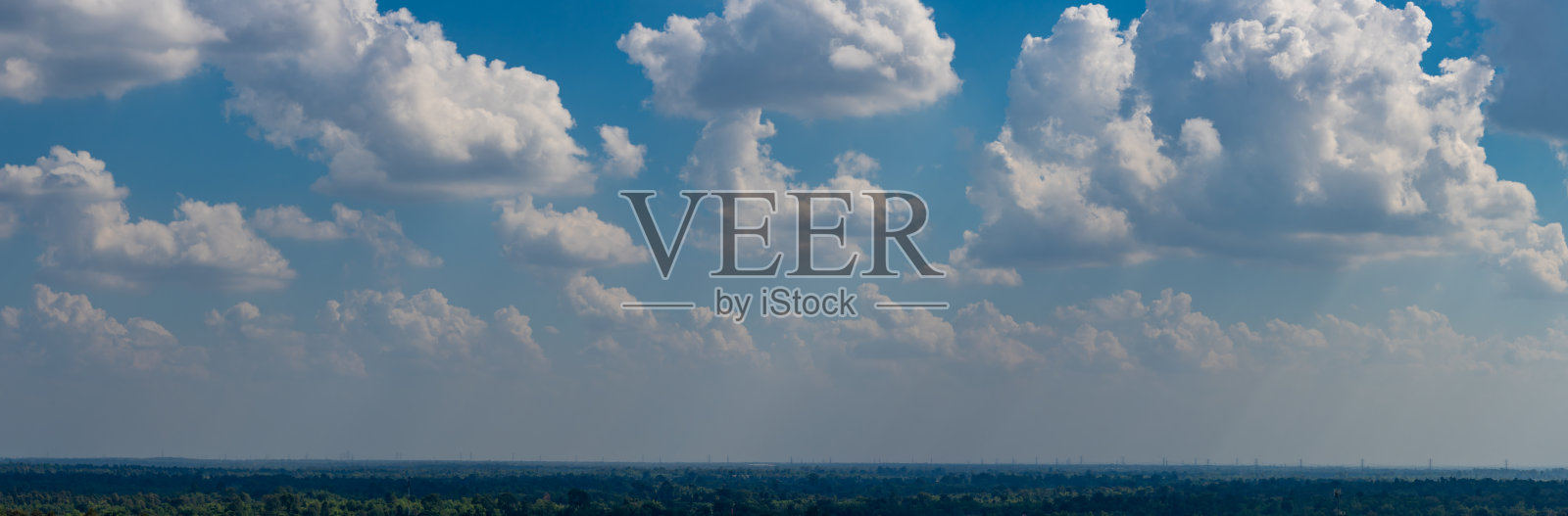 天空和云彩在山和土地的背景照片摄影图片