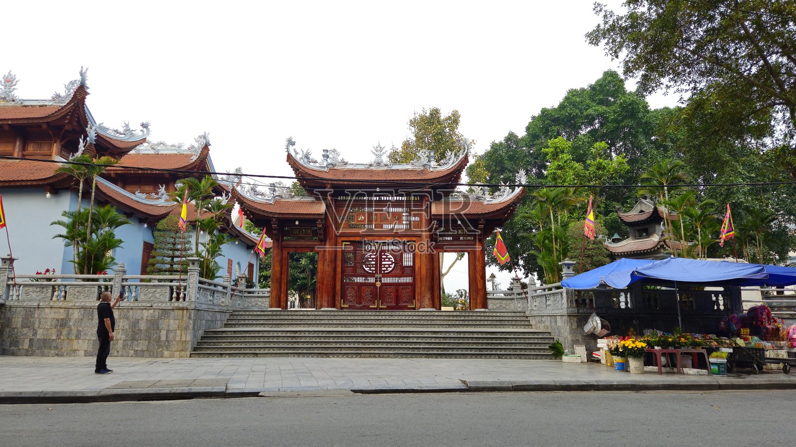 下午，越南老城区登茂寺美丽的大门。翻译:“左门”，“老蔡母庙”，“右门”。照片摄影图片