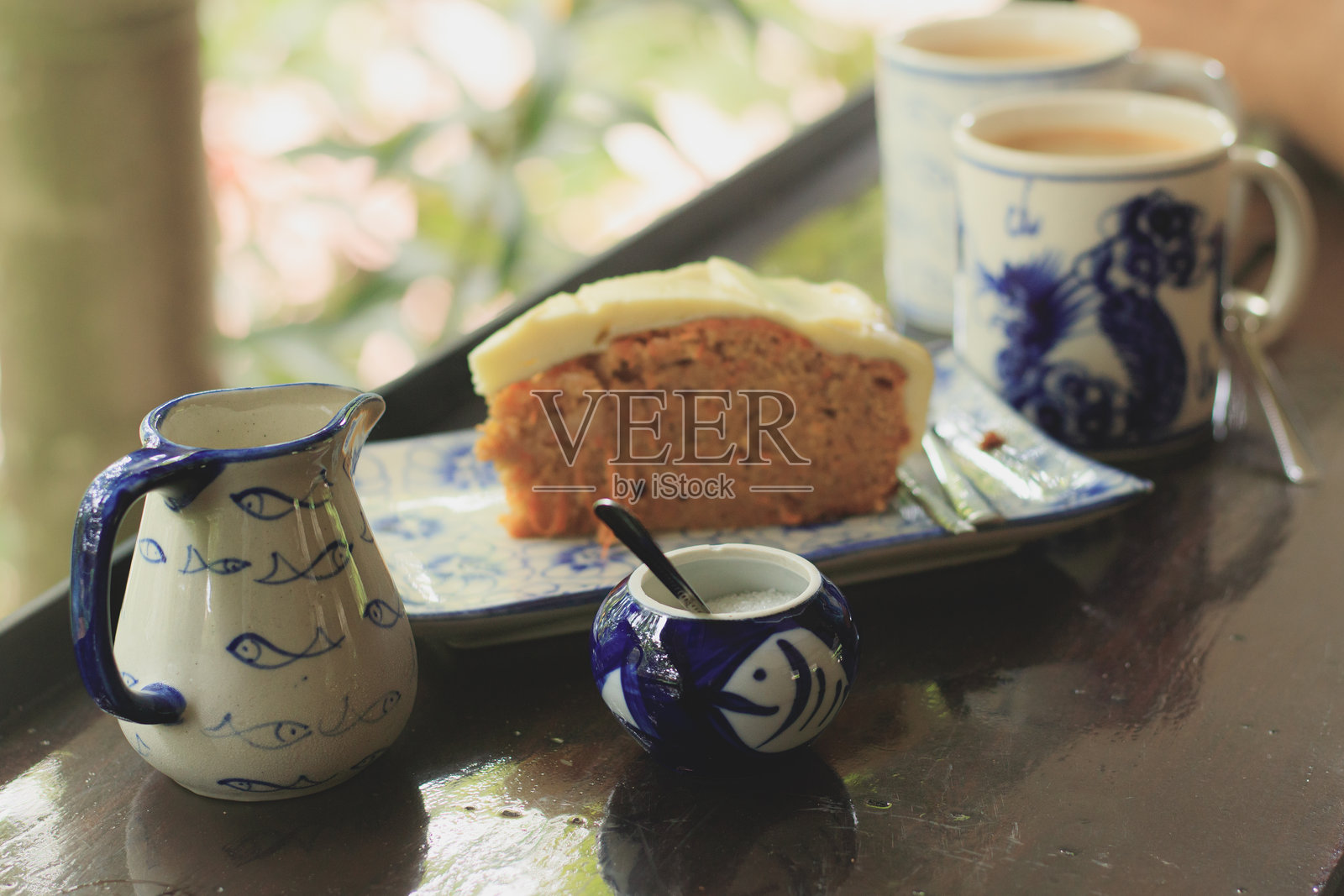 宁静的下午茶配上一片蛋糕照片摄影图片