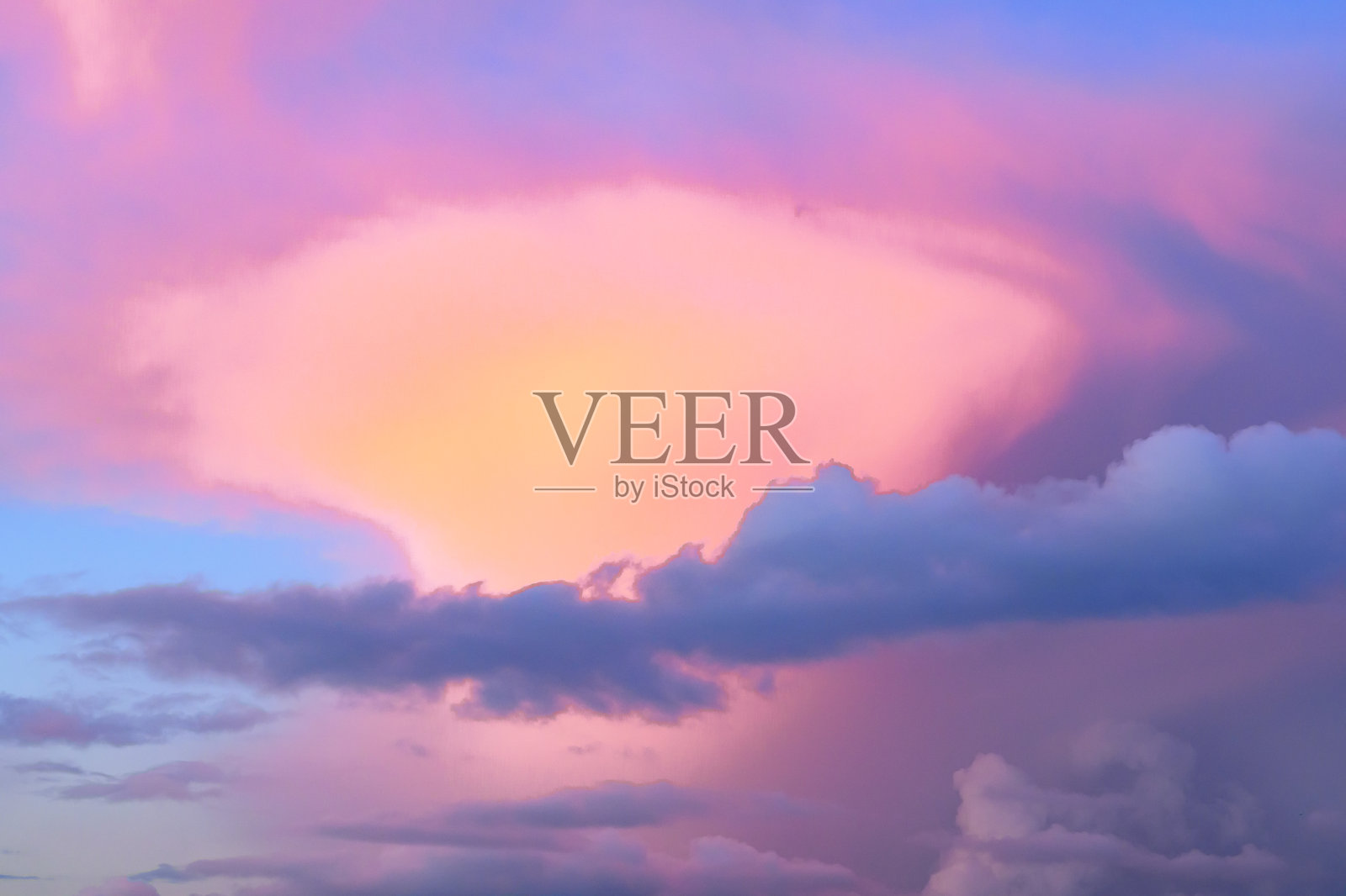 冬日午后日落时的彩云照片摄影图片