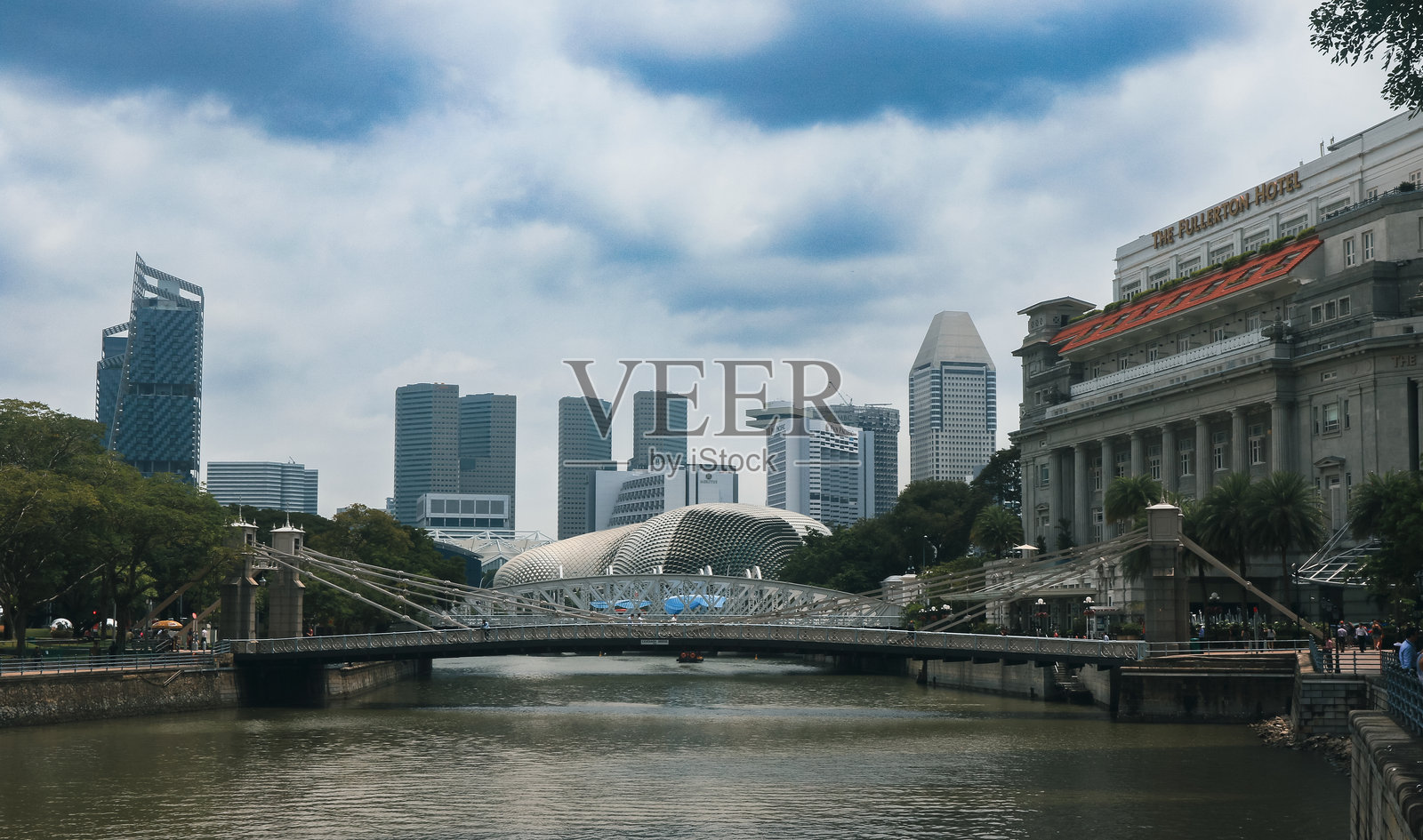 全景新加坡的天际线和河滨展示现代建筑和郁郁葱葱的绿色在一个阴天照片摄影图片