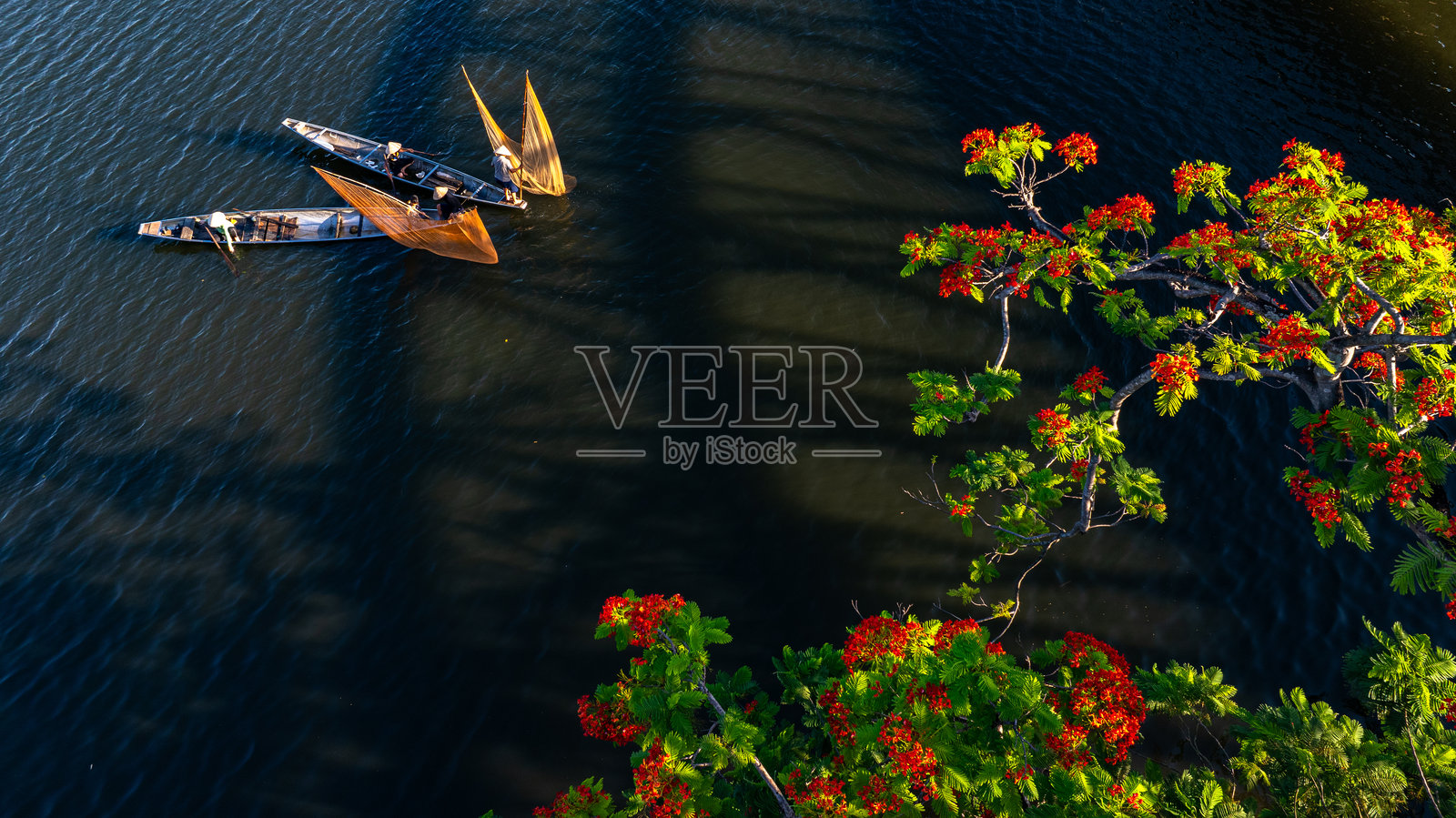 下午,顺化的渔民在香水河上钓鱼照片摄影图片