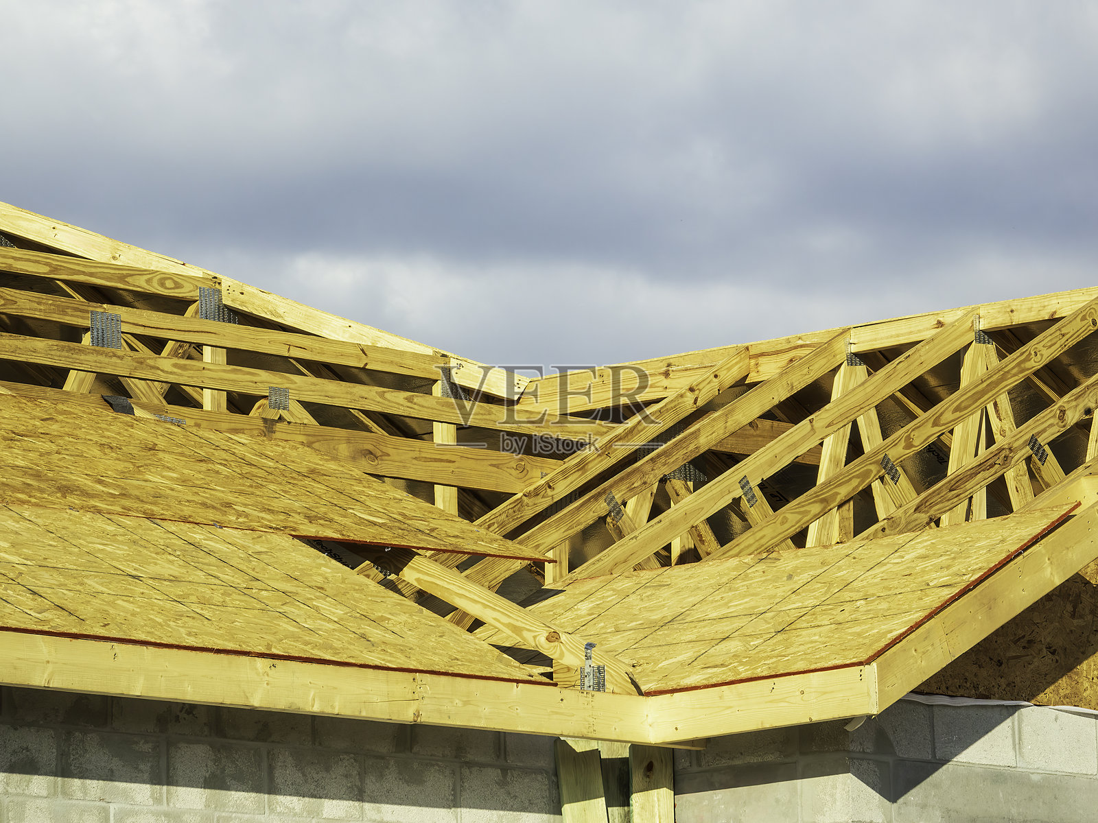 新郊区住宅的屋顶施工照片摄影图片