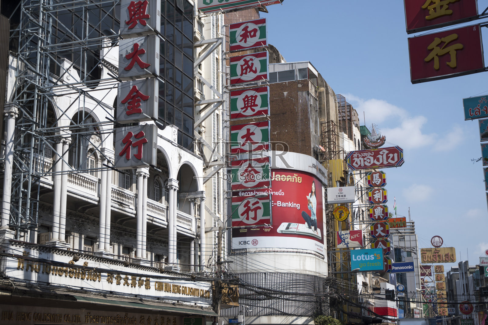 在曼谷唐人街的耀华路，五颜六色的标志。照片摄影图片