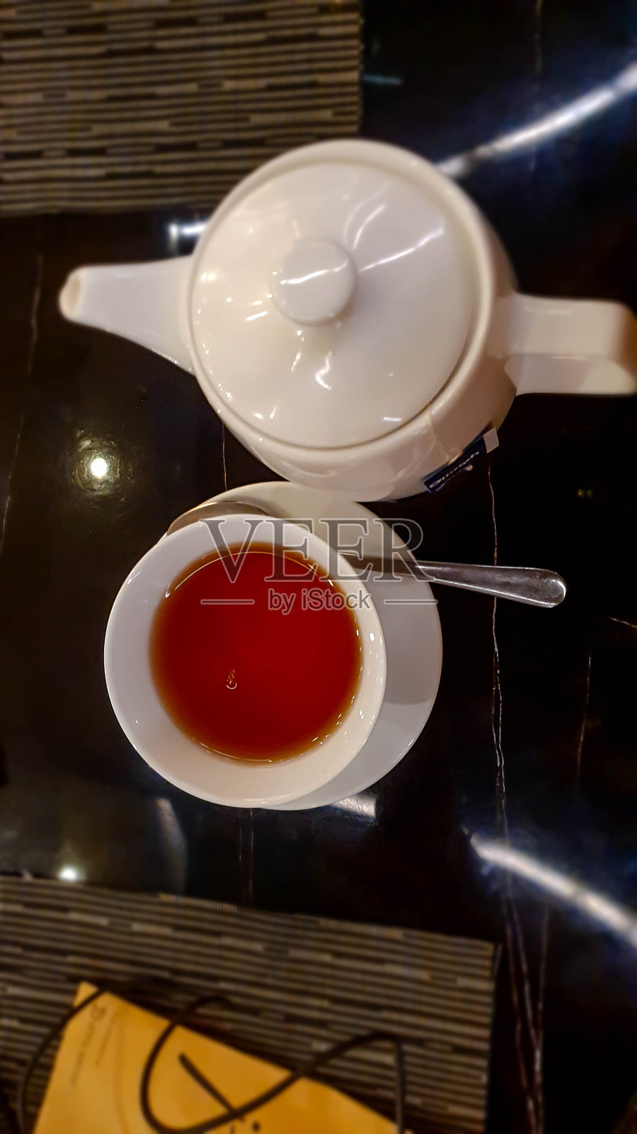 宁静在简单:俯瞰茶在一个白色的陶瓷杯与一个优雅的茶壶照片摄影图片