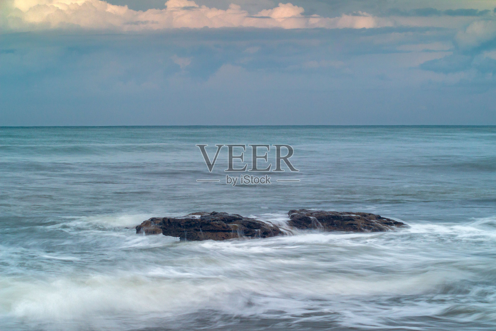 印尼的全景，午后的阳光，美丽的海滩和白色的沙滩照片摄影图片