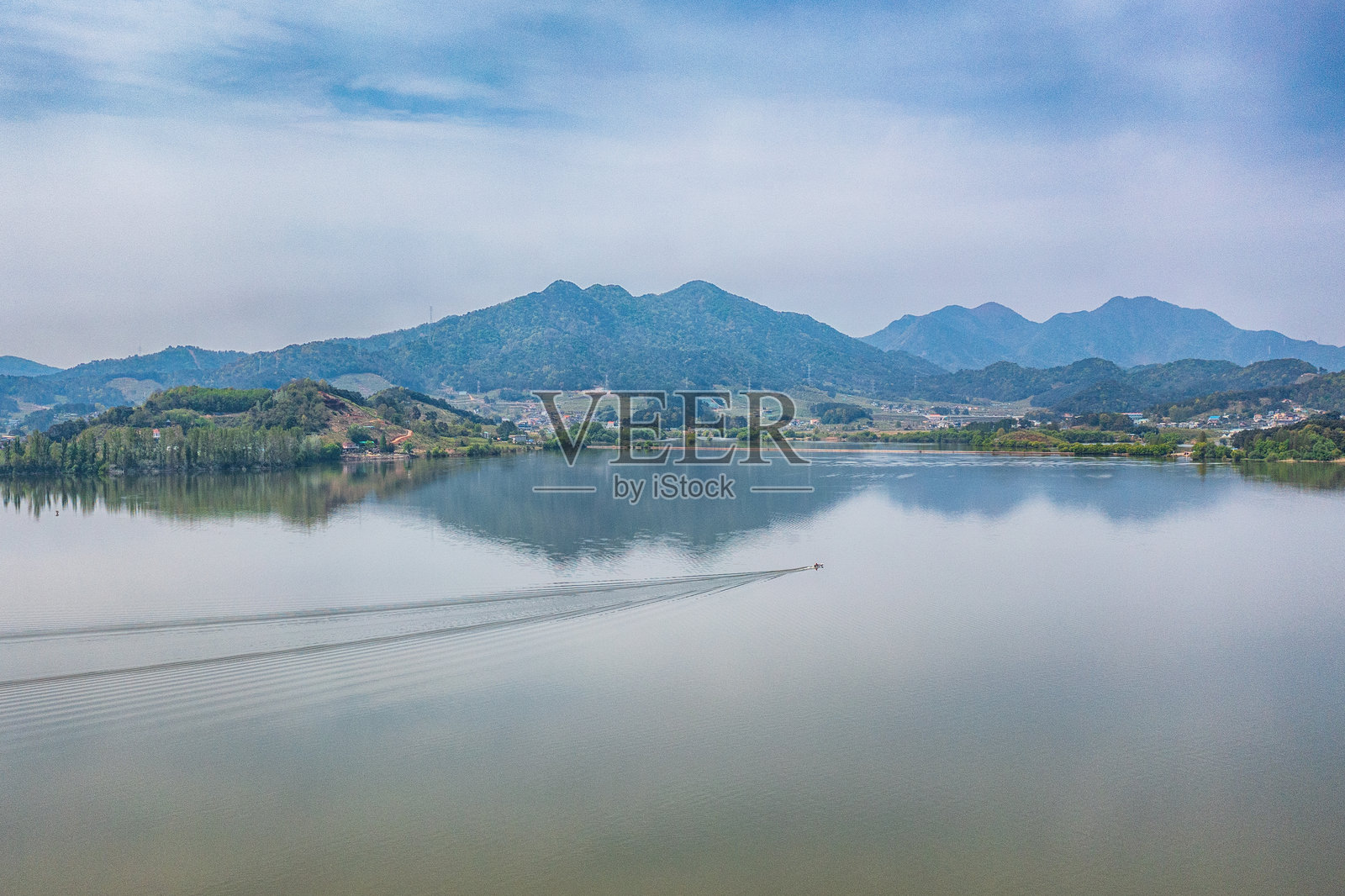 无人机拍摄的河滨油菜花景观照片摄影图片