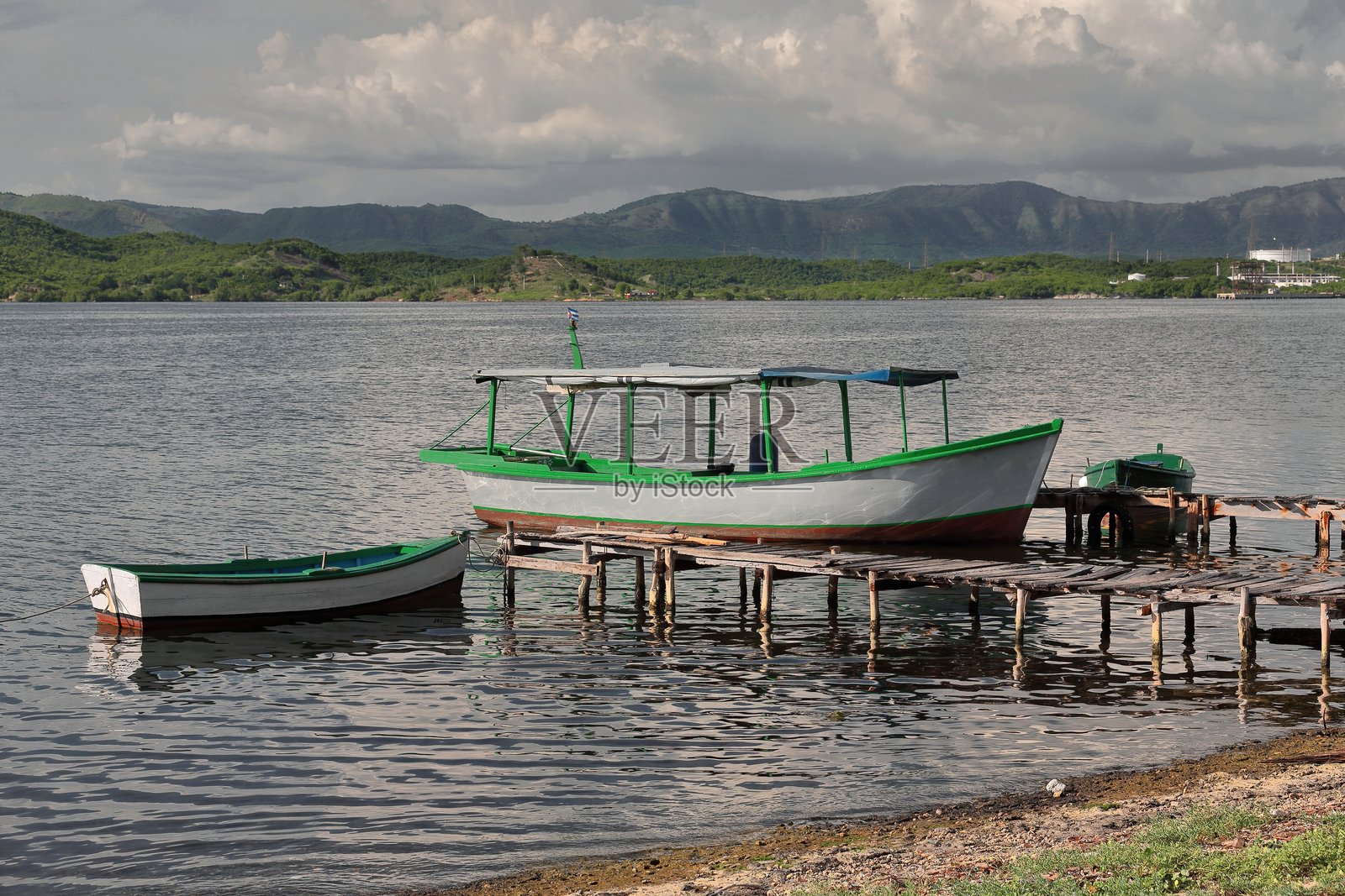 卡约格拉玛岛(以前的卡约史密斯岛)的传统捕鱼社区的船只停泊在西北海岸的小木桩上。圣地亚哥-古巴- 452照片摄影图片