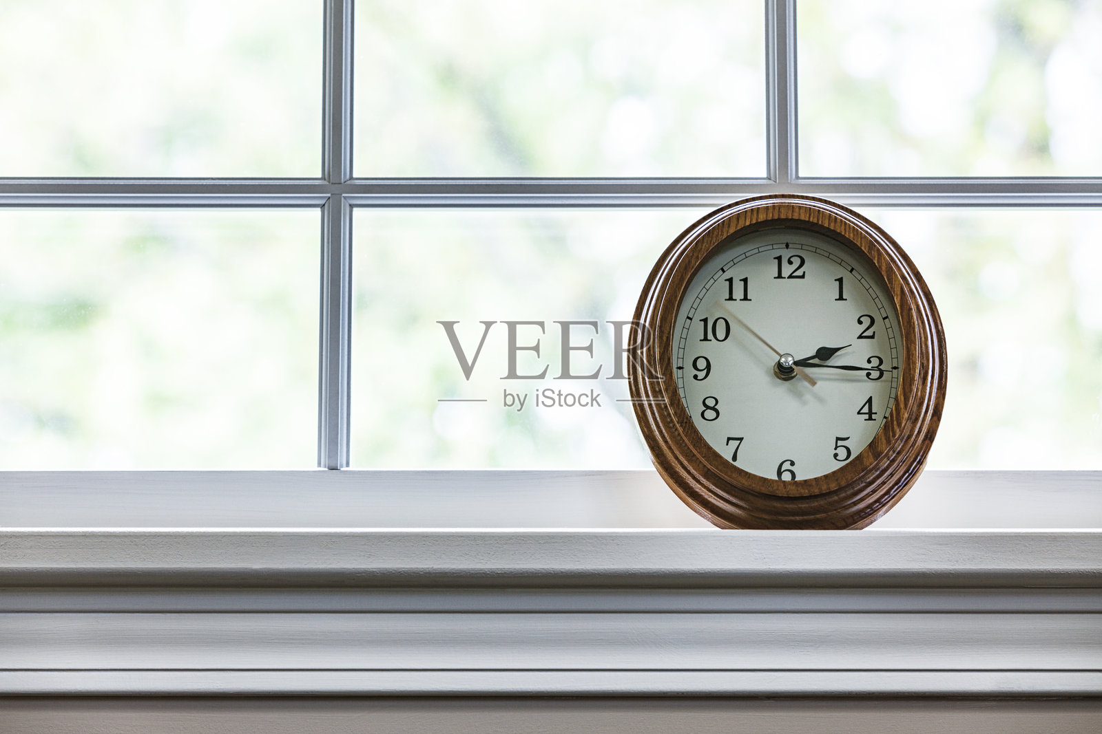 窗台上的椭圆形时钟照片摄影图片